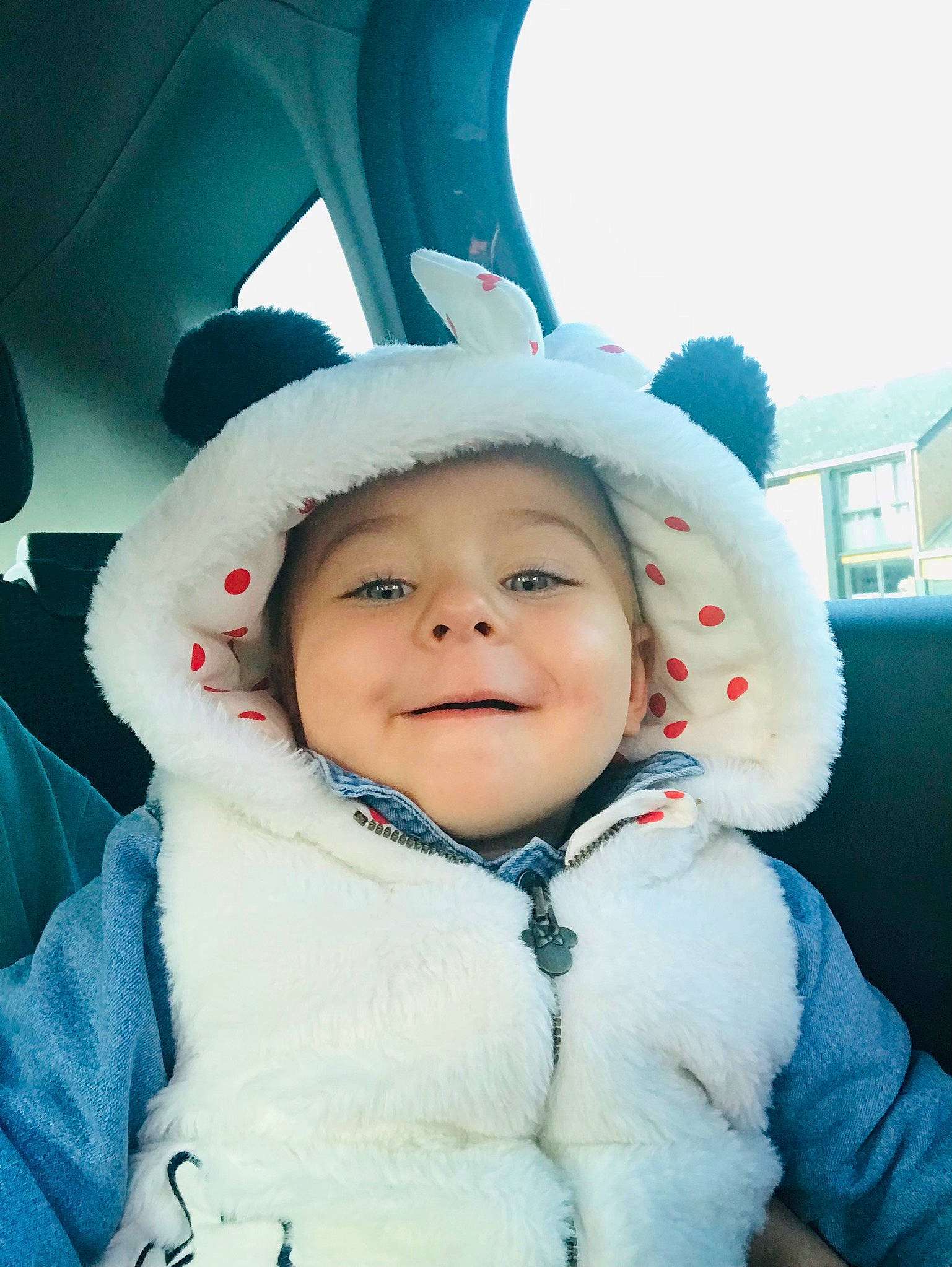 Eden participe au concours pour gagner de l'argent avec cette photo : cap, cool, eye, eyebrow, freezing, happy, head, headgear, headwear, human_body, iris, jacket, joy, lip, mouth, nose, outerwear, person, skin, smile