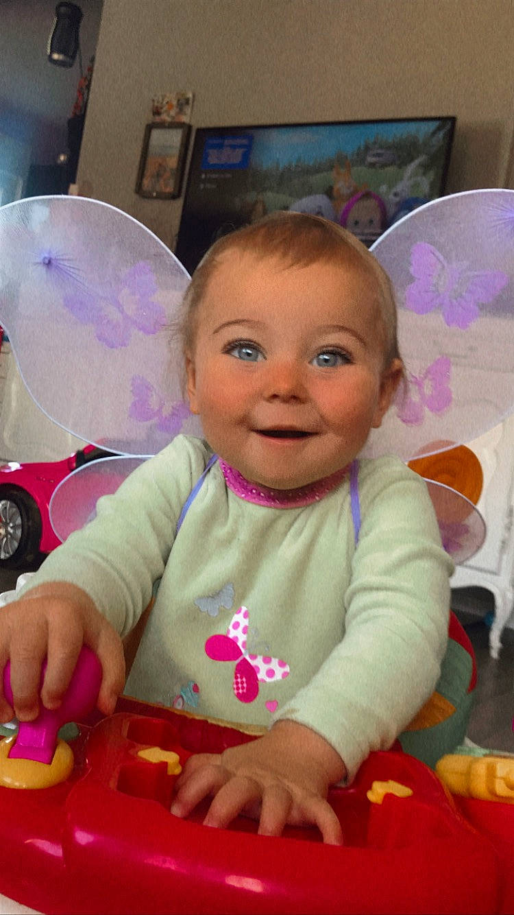 Eden a rejoint le concours — aidez-le/la à gagner de superbes lots ! baby, baby_toddler_clothing, cheek, child, eye, facial_expression, finger, fun, happy, iris, joy, magenta, mouth, organ, people, person, pink, purple, skin, smile