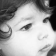 Ohana a rejoint le concours — aidez-le/la à gagner de superbes lots ! child, portrait, close_up, black_and_white, curly_hair, face, eyes, expression, soft_lighting, young_child, innocence, profile, skin, nostrils, eyelashes, lips, head, thoughtful, monochrome, emotive