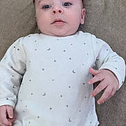 Milan participe au concours pour gagner de l'argent avec cette photo : baby, blue_eyes, child, curly_hair, cute, expression, face, hand, indoor, infant, lying_down, moon_pattern, newborn, one_person, portrait, sleepwear, soft_surface, stars_pattern, white_clothing, young_child