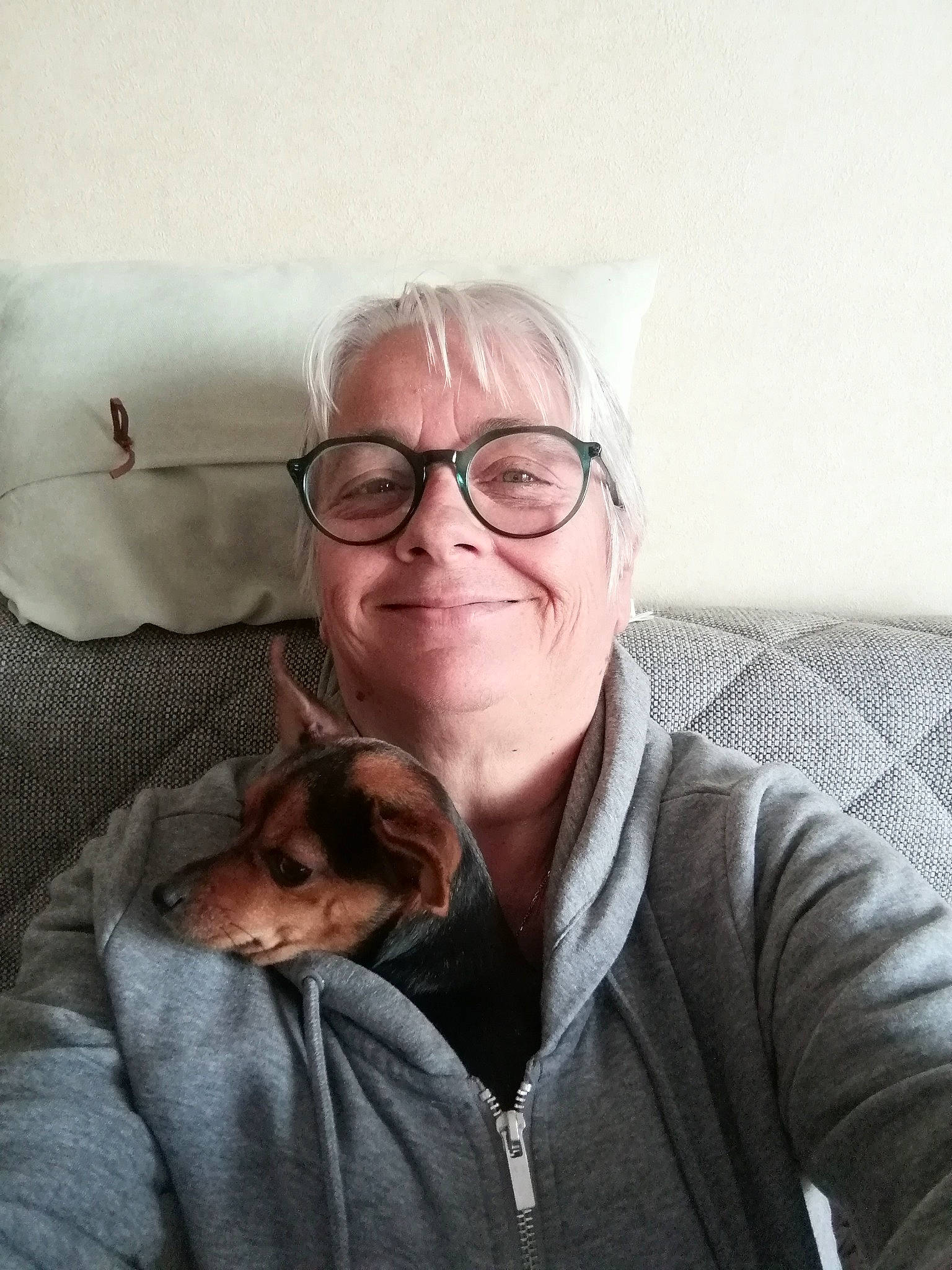 Cheyenne participe au concours pour gagner de l'argent avec cette photo : canidae, cat, cheek, child, comfort, companion_dog, ear, forehead, gesture, glasses, head, human, nose, photography, selfie, sitting, sporting_group