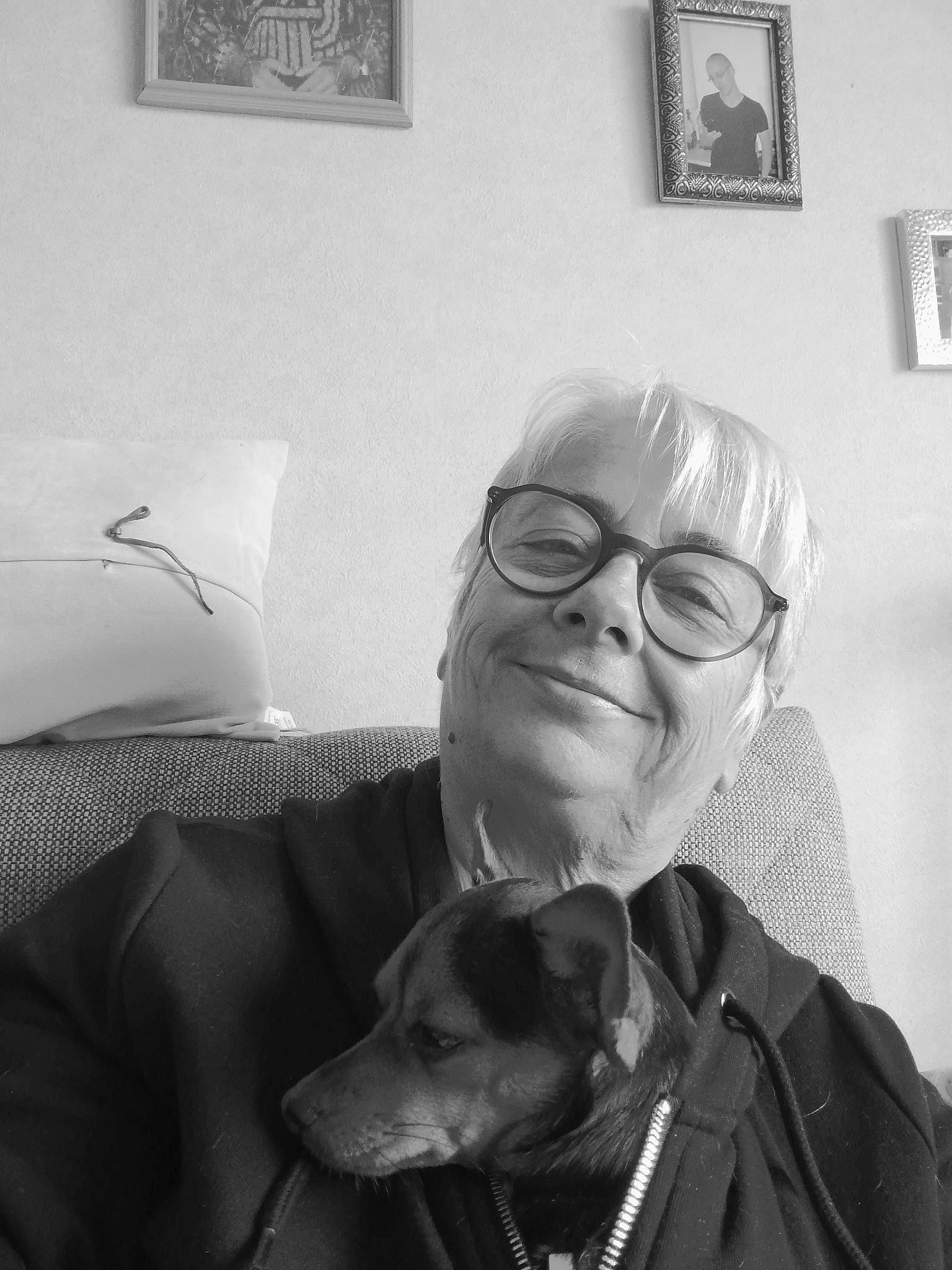 Cheyenne participe au concours pour gagner de l'argent avec cette photo : black, black_and_white, canidae, eye, glasses, head, human, monochrome, monochrome_photography, photograph, photography, room, self_portrait, smile, snapshot, snout, sporting_group, stock_photography, style