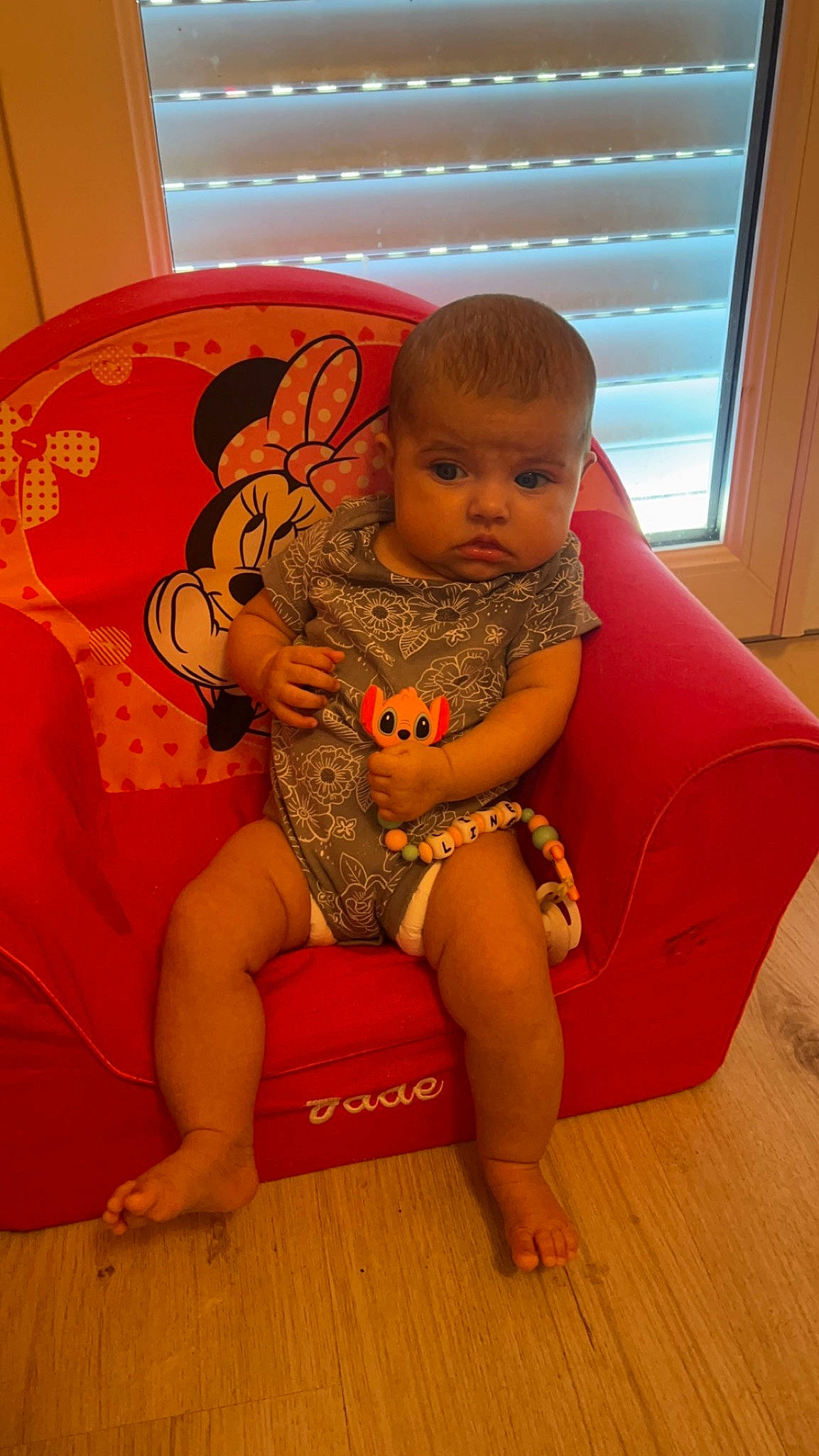 Line a rejoint le concours — aidez-le/la à gagner de superbes lots ! abdomen, baby, baby_toddler_clothing, barefoot, chair, child, comfort, floor, flooring, foot, fun, hardwood, human_leg, knee, lap, person, sitting, thigh, toddler, trunk