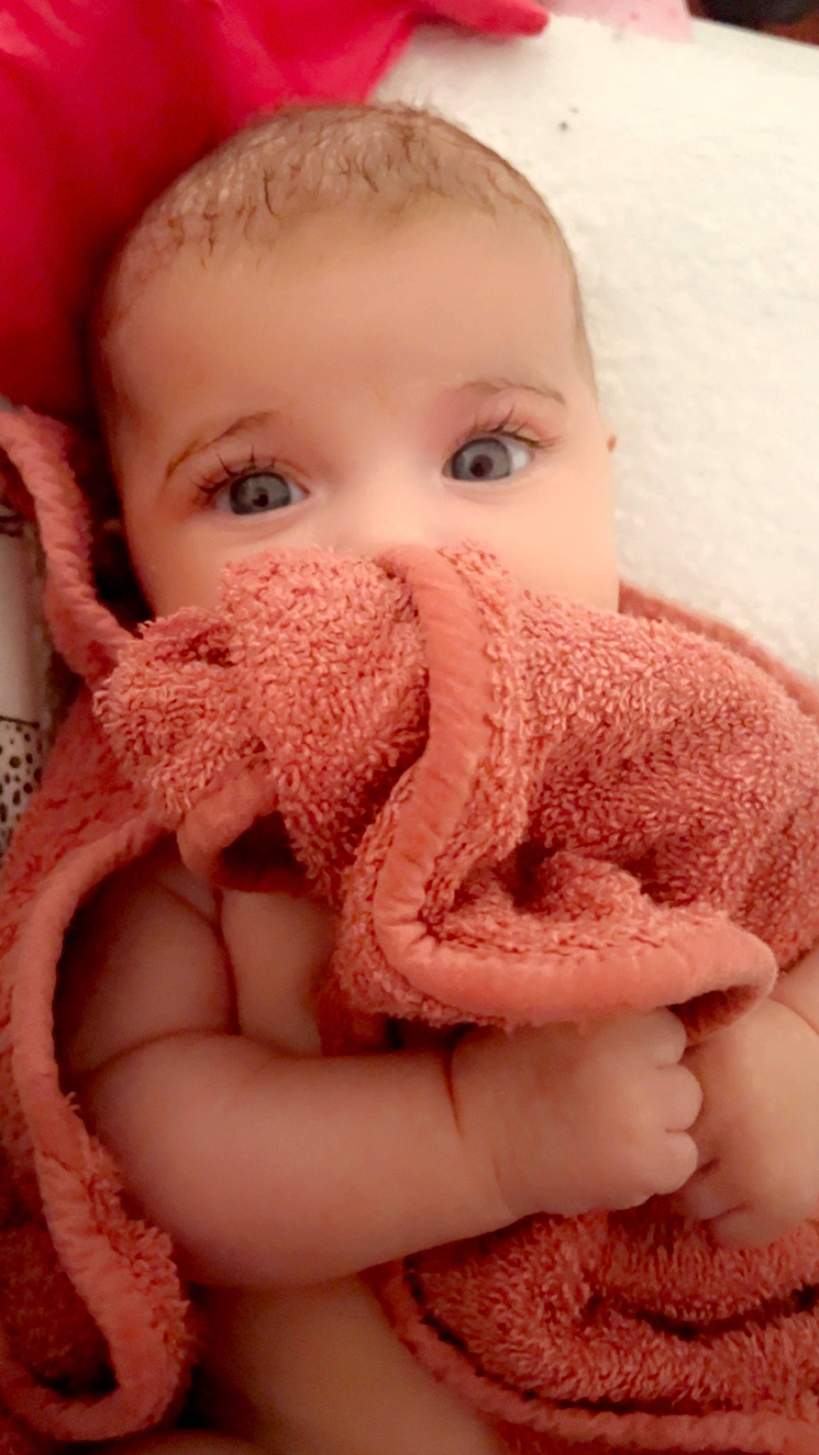 Line a rejoint le concours — aidez-le/la à gagner de superbes lots ! arm, baby, baby_toddler_clothing, cheek, chin, eyelash, finger, hand, iris, lip, mouth, nail, neck, nose, outerwear, person, pink, skin, sleeve, textile