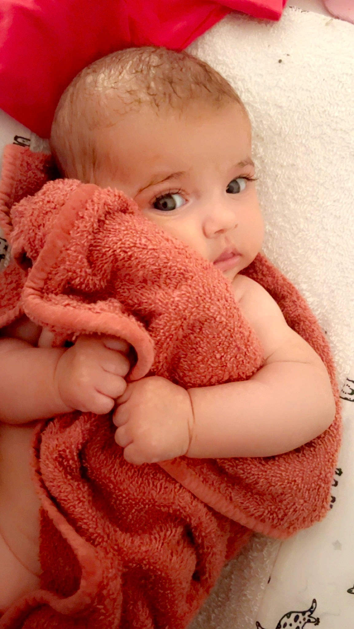 Line a rejoint le concours — aidez-le/la à gagner de superbes lots ! arm, baby_toddler_clothing, cheek, eye, eyelash, facial_expression, gesture, hand, head, human_body, joint, leg, lip, neck, nose, organ, person, pink, skin, textile