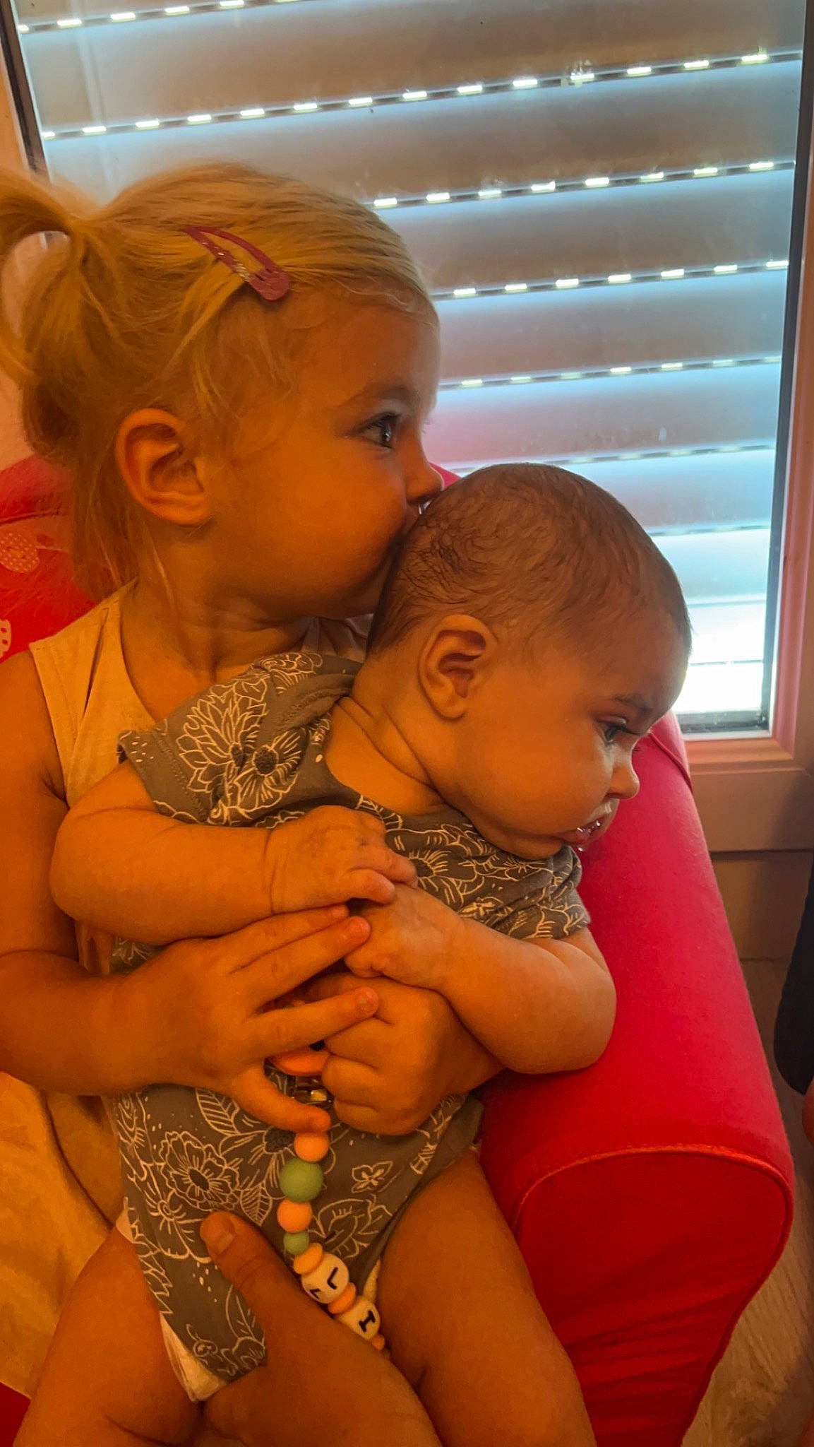 Line a rejoint le concours — aidez-le/la à gagner de superbes lots ! baby, cheek, comfort, ear, eye, facial_expression, finger, fun, gesture, hair, happy, head, human_body, interaction, iris, mouth, nose, person, shoulder, skin