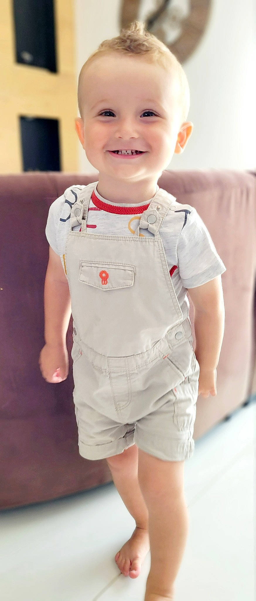 Tom participe au concours pour gagner de l'argent avec cette photo : baby, baby_toddler_clothing, cheek, chest, collar, dress, elbow, finger, gesture, happy, human_body, joint, joy, neck, person, skin, sleeve, smile, t_shirt, toddler