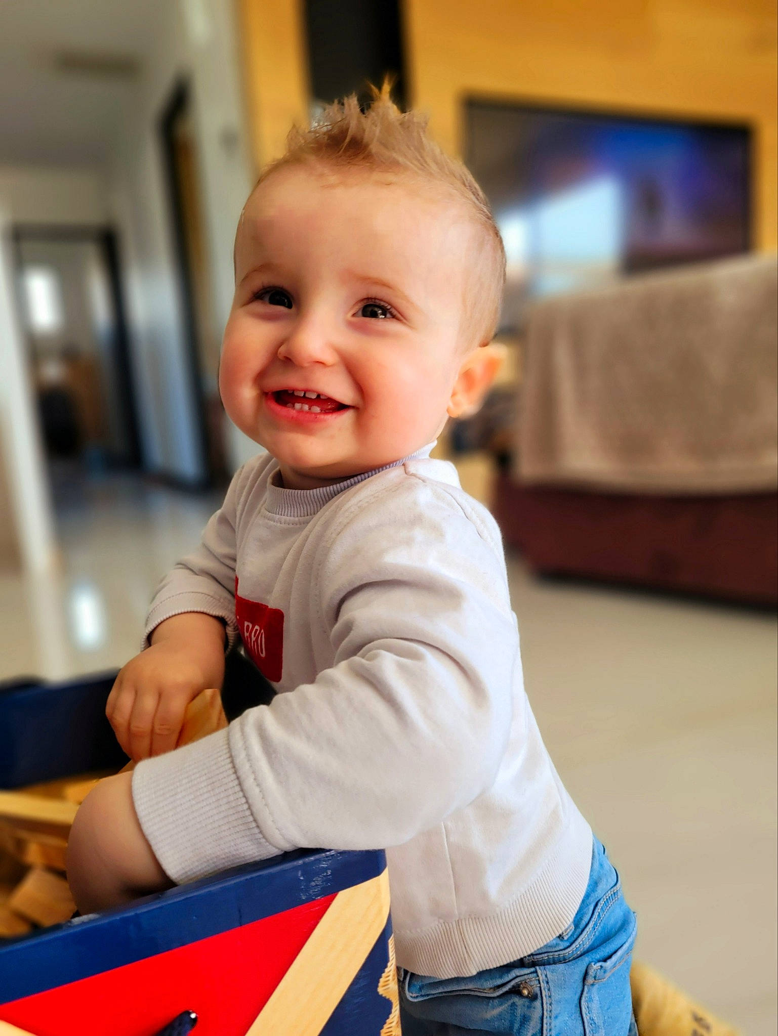Tom a rejoint le concours — aidez-le/la à gagner de superbes lots ! baby, baby_toddler_clothing, cheek, child, chin, elbow, electric_blue, eye, face, floor, flooring, fun, happy, human_body, joy, person, room, skin, sleeve, smile