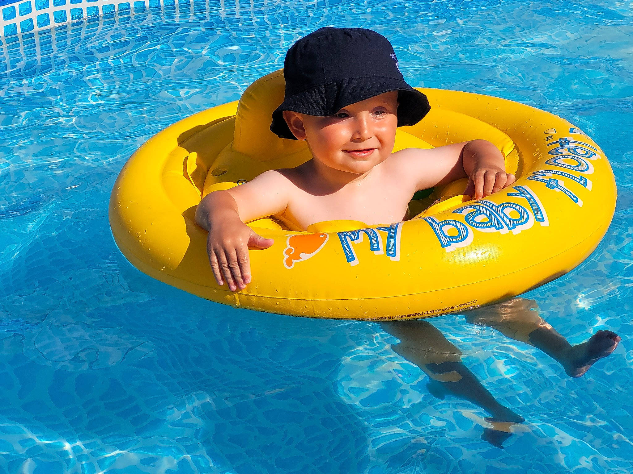 Tom a rejoint le concours — aidez-le/la à gagner de superbes lots ! aqua, baby_float, bathing, child, fun, games, happy, headwear, inflatable, joy, leisure, leisure_centre, nonbuilding_structure, person, personal_protective_equipment, play, recreation, smile, swimming_pool, toddler