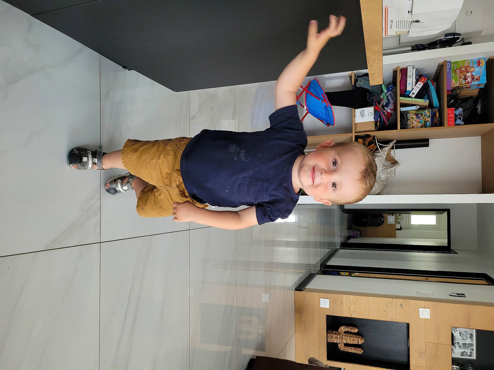 Tom a rejoint le concours — aidez-le/la à gagner de superbes lots ! arm, balance, elbow, fun, home_appliance, human_leg, joy, kitchen, kitchen_appliance, knee, leg, machine, major_appliance, person, room, shelf, shorts, smile, t_shirt, thigh