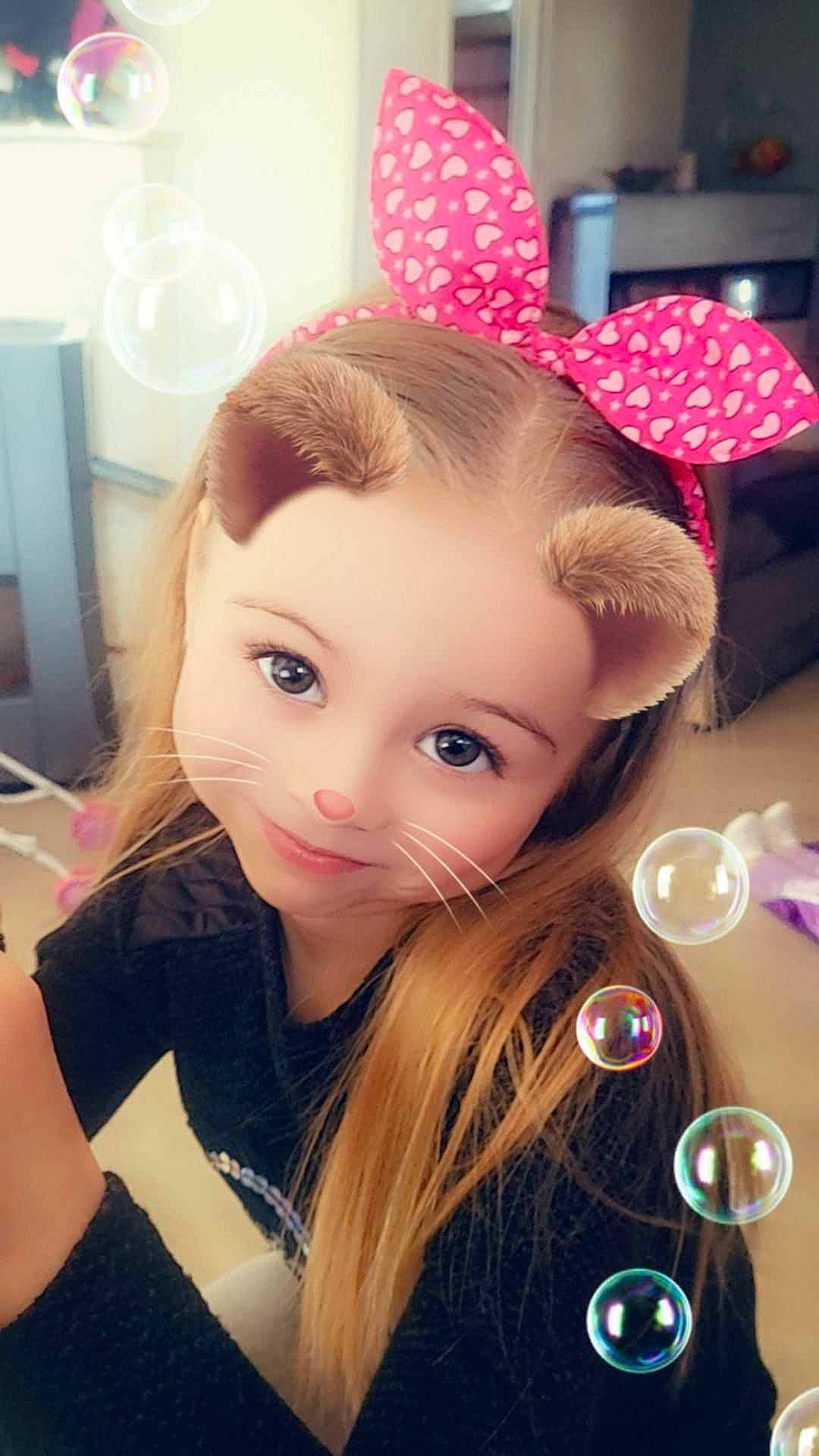 Eleyna a rejoint le concours — aidez-le/la à gagner de superbes lots ! beauty, blond, brown_hair, cap, child, cool, costume_hat, ear, eyelash, fashion, fashion_accessory, fun, hair_accessory, happy, lip, magenta, party_hat, pattern, person, pink