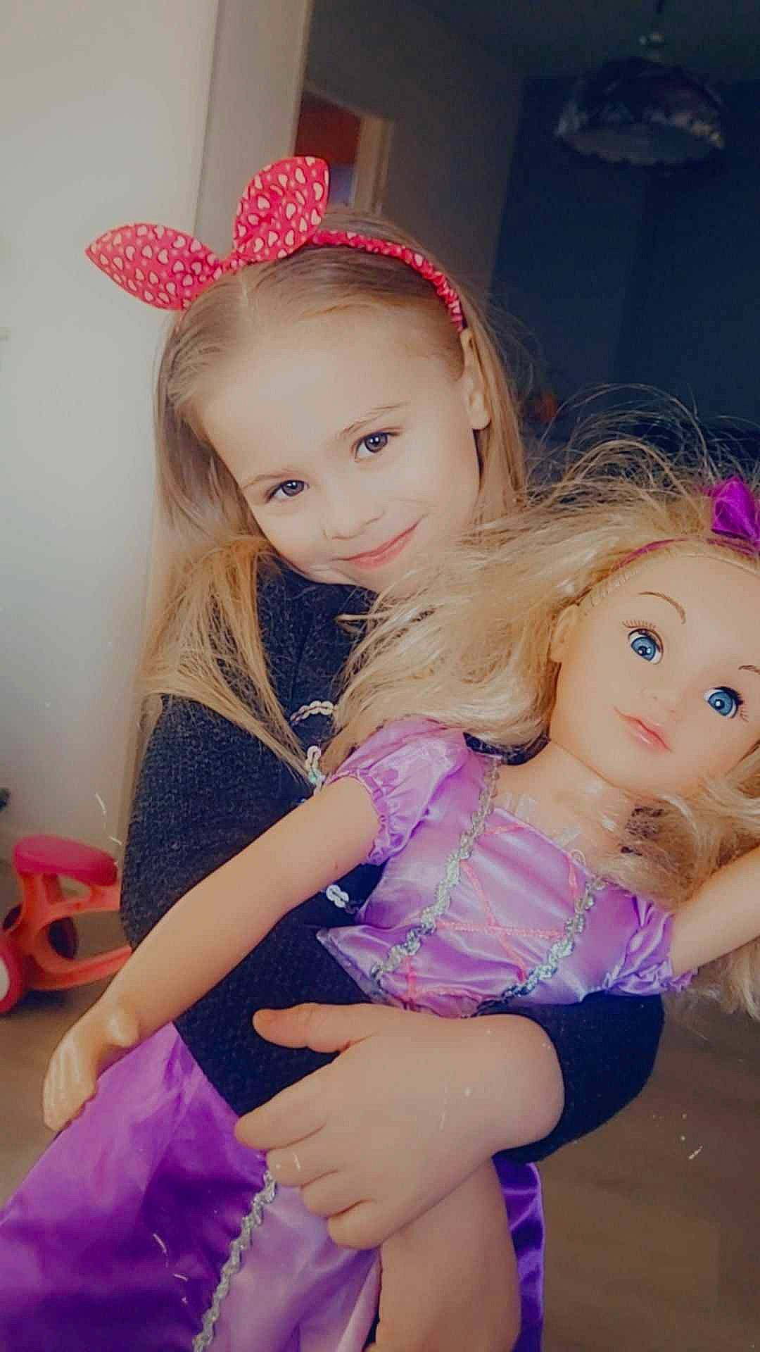 Eleyna participe au concours pour gagner de l'argent avec cette photo : baby_toddler_clothing, child, dress, ear, eyelash, fun, happy, head, headpiece, iris, jewellery, joy, leg, lip, long_hair, magenta, organ, person, pink, purple