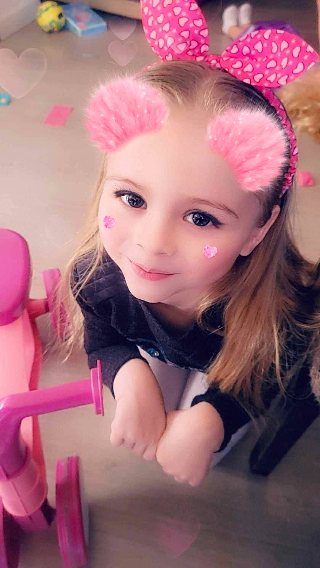 Eleyna a rejoint le concours — aidez-le/la à gagner de superbes lots ! blond, cheek, child, dress, eye, eyelash, facial_expression, flash_photography, hair_accessory, happy, headgear, headpiece, iris, lip, long_hair, magenta, person, pink, purple, skin