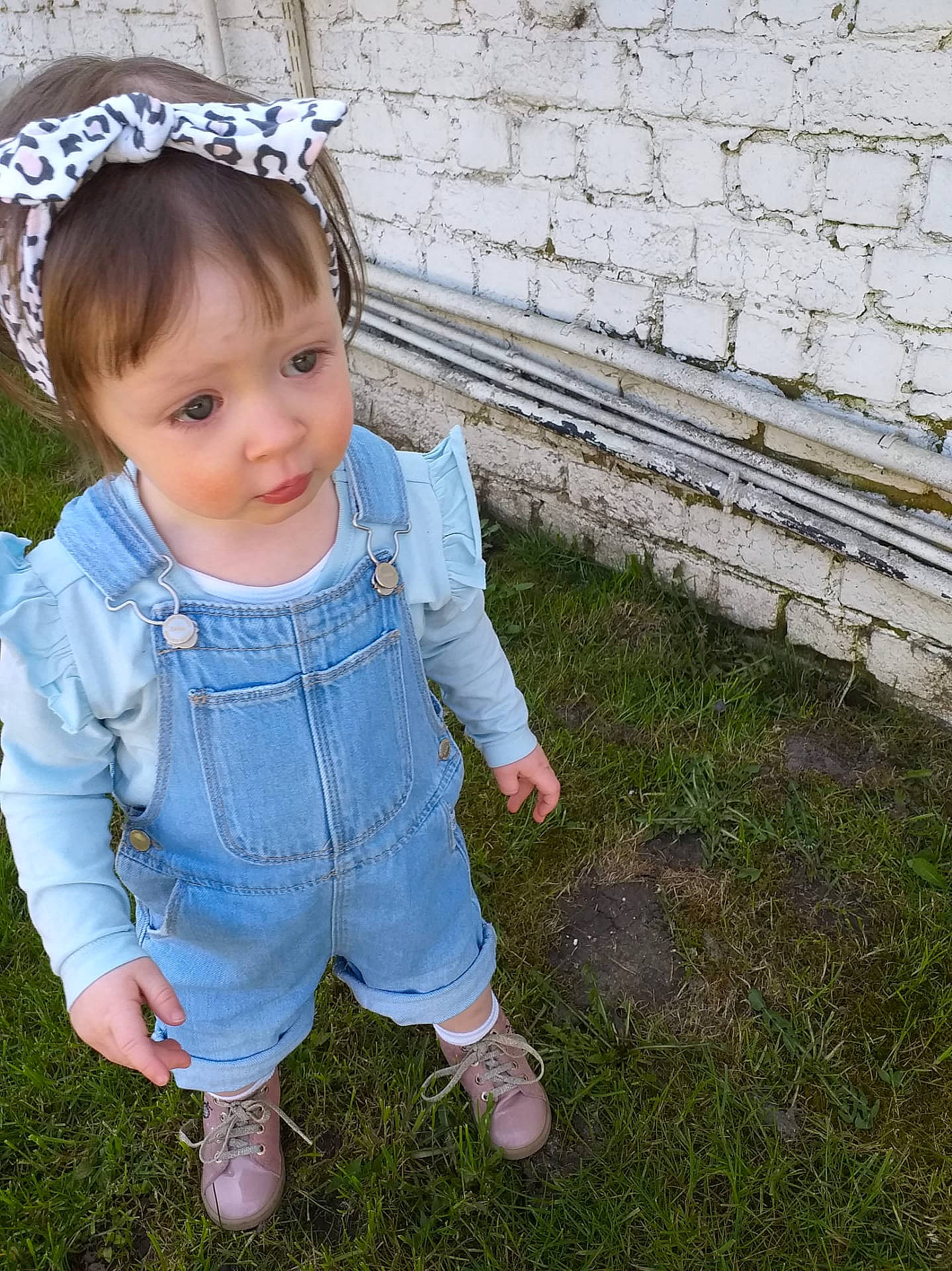 Alexine a rejoint le concours — aidez-le/la à gagner de superbes lots ! baby, baby_toddler_clothing, clothing, denim, eye, face, grass, grass_family, happy, head, headband, headpiece, iris, nose, pattern, people_in_nature, person, plant, skin, sleeve