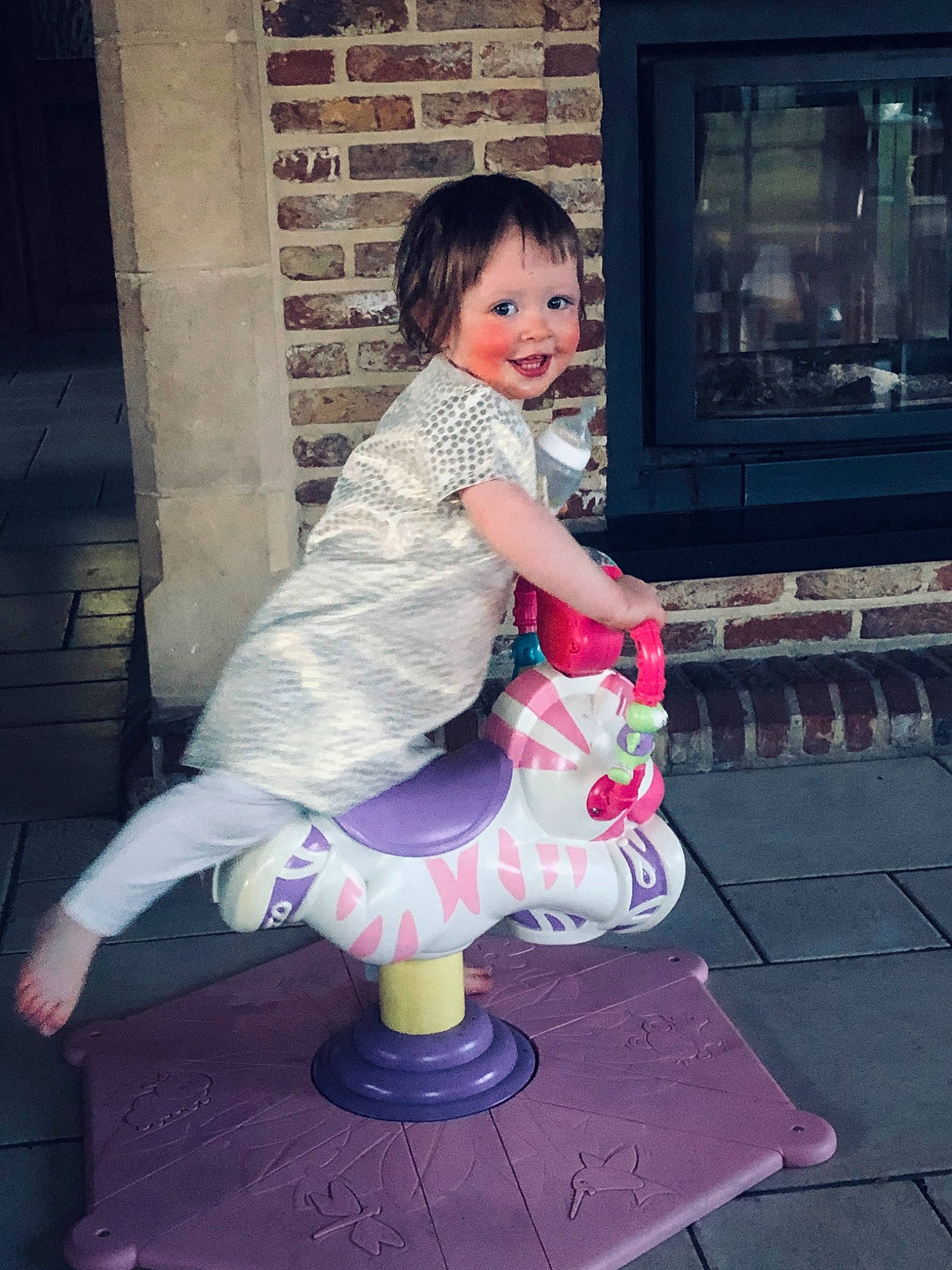 Alexine a rejoint le concours — aidez-le/la à gagner de superbes lots ! baby_toddler_clothing, child, clothing, door, dress, event, fashion_design, flash_photography, fun, hair, happy, human_body, human_leg, joy, magenta, pattern, person, pink, purple, ruffle