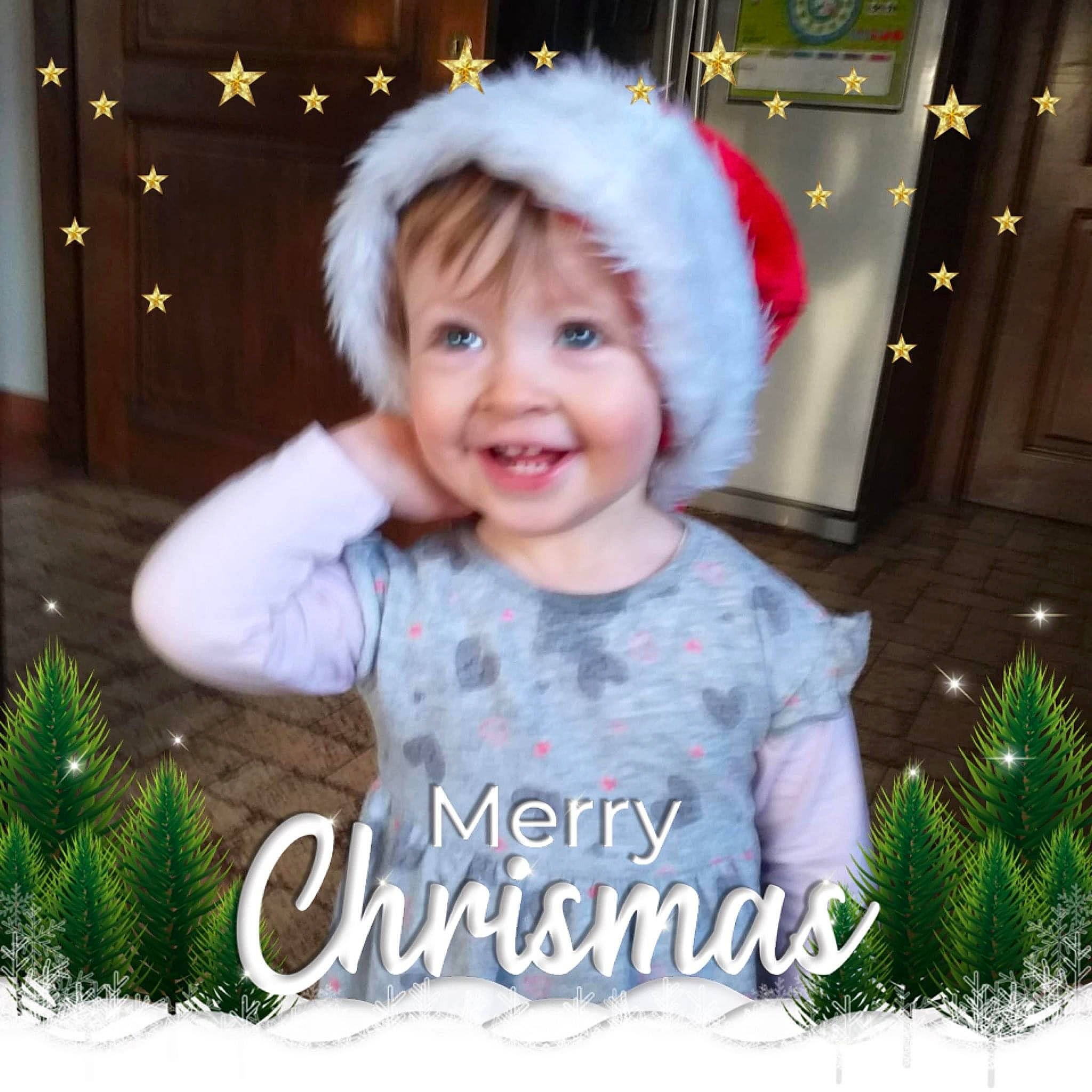Alexine participe au concours pour gagner de l'argent avec cette photo : baby_toddler_clothing, child, christmas, christmas_decoration, christmas_eve, christmas_ornament, event, evergreen, facial_expression, font, grass, happy, headwear, holiday, holiday_ornament, joy, light, person, rectangle, sleeve