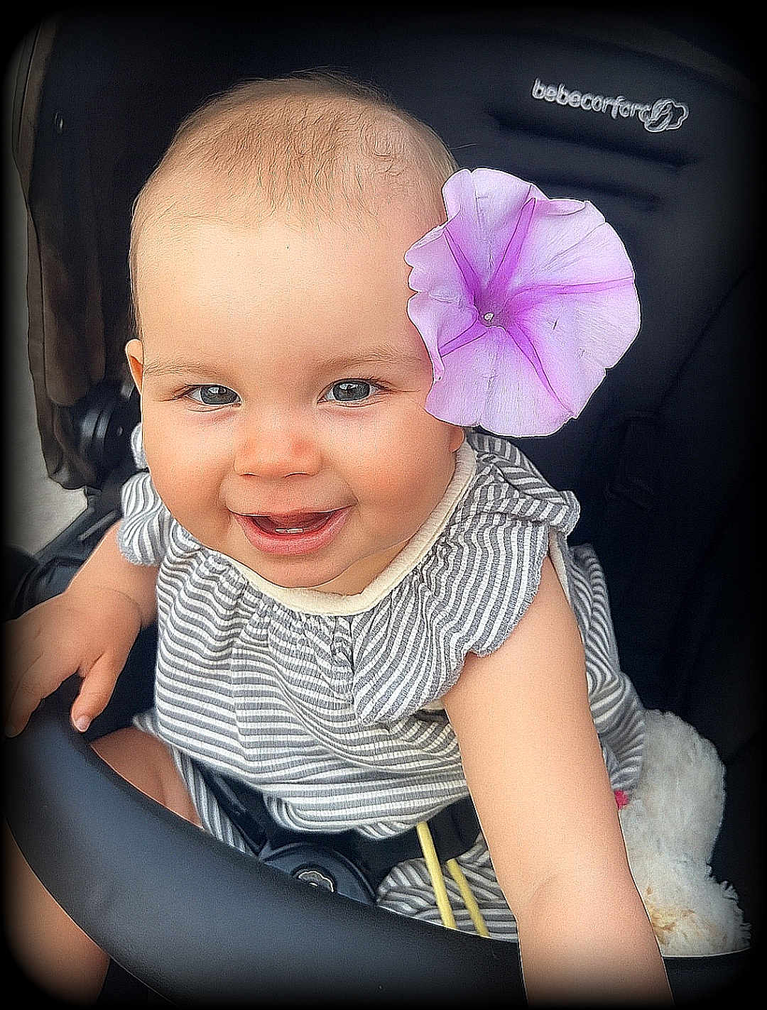 ézia participe au concours pour gagner de l'argent avec cette photo : baby, baby_clothes, child, closeup, cute, face, flower, flower_accessory, happy, head, infant, outdoor, person, portrait, seat, skin, smile, striped_clothing, stroller, young_child