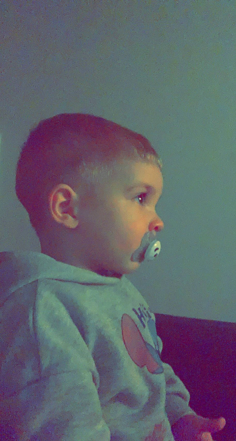 Mayronn a rejoint le concours — aidez-le/la à gagner de superbes lots ! art, baby, baby_toddler_clothing, buzz_cut, cheek, child, crew_cut, ear, fun, happy, head, human_body, jaw, magenta, person, sitting, sleeve, t_shirt, toddler