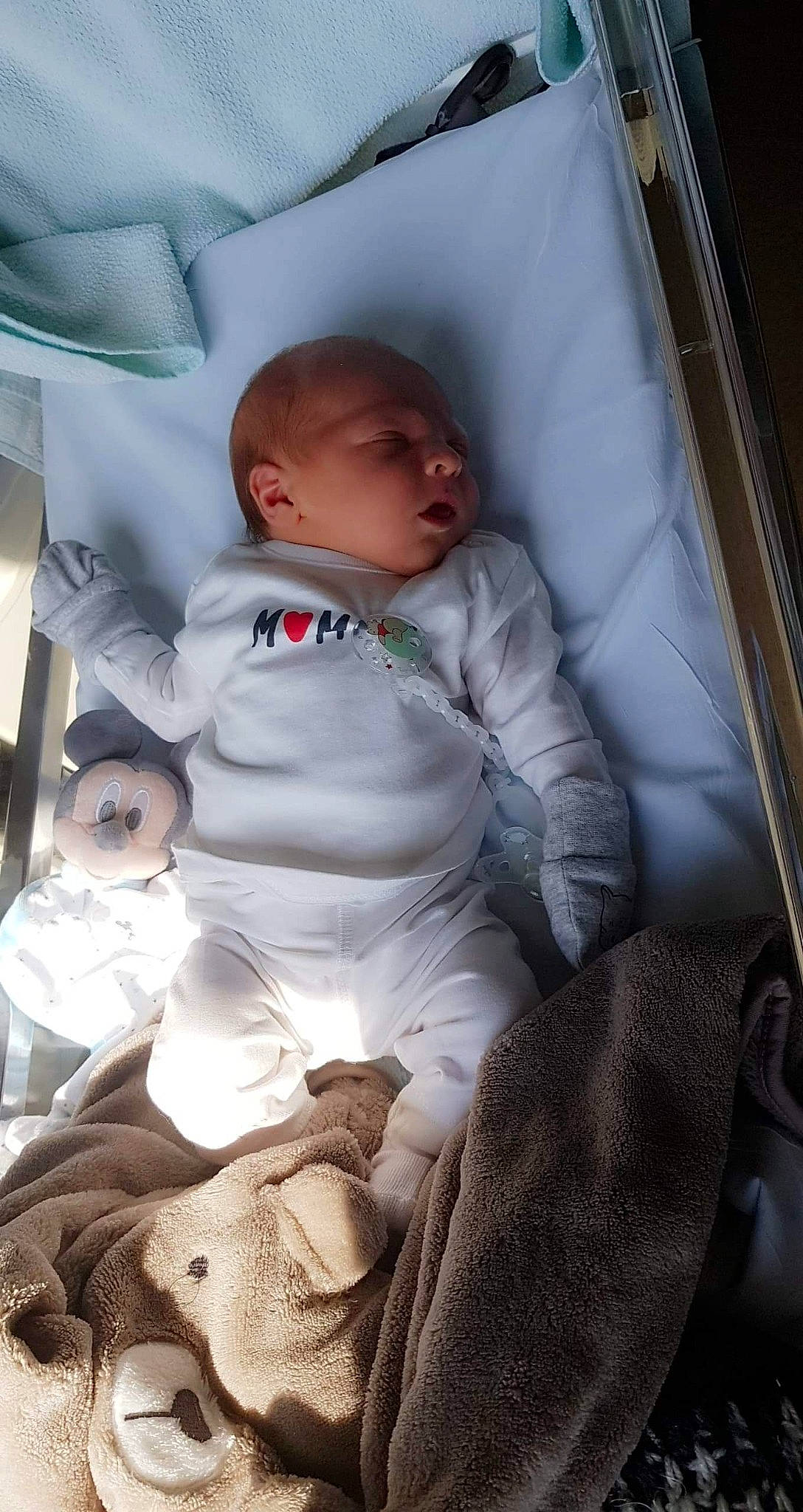 Mayronn a rejoint le concours — aidez-le/la à gagner de superbes lots ! baby, baby_carriage, baby_products, baby_safety, baby_toddler_clothing, car_seat, chair, cheek, child, comfort, facial_expression, finger, iris, lap, mammal, mouth, nose, person, sitting, skin