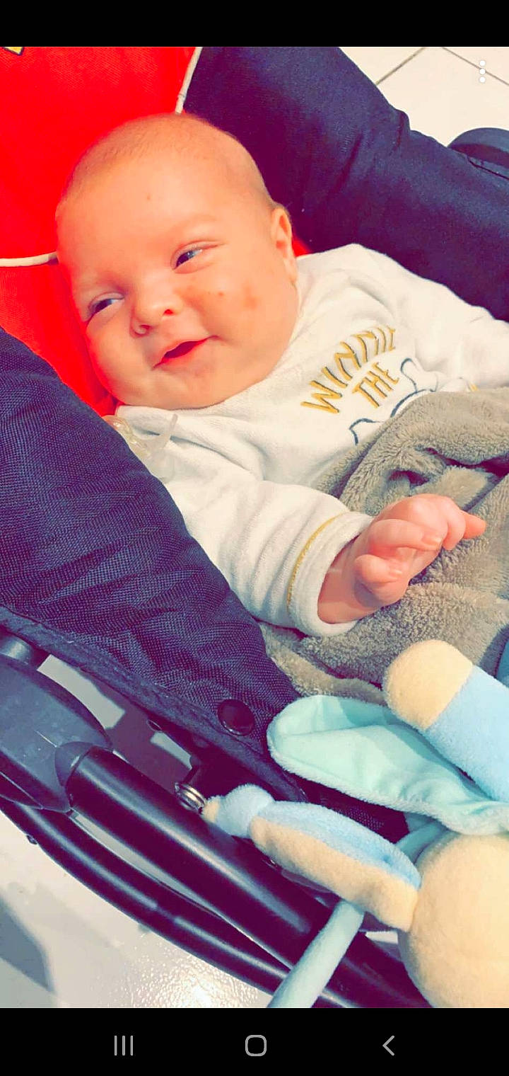 Mayronn participe au concours pour gagner de l'argent avec cette photo : azure, baby, baby_products, baby_toddler_clothing, cheek, child, comfort, electric_blue, face, finger, happy, head, human_body, nail, person, product, sitting, skin, smile, thumb