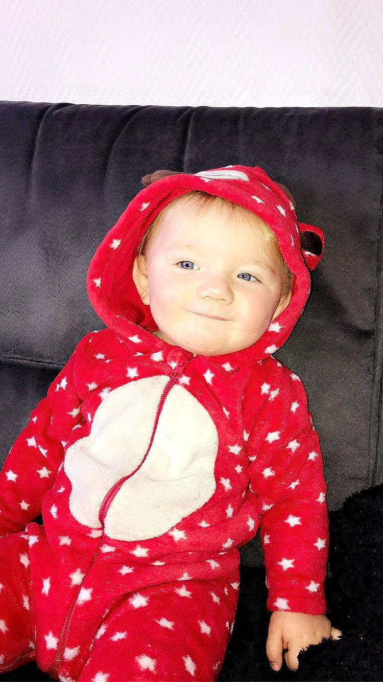 Keeyo a rejoint le concours — aidez-le/la à gagner de superbes lots ! baby, cheek, child, child_model, design, head, headgear, hood, hoodie, outerwear, pattern, person, pink, polka_dot, red, skin, sleeve, smile, toddler