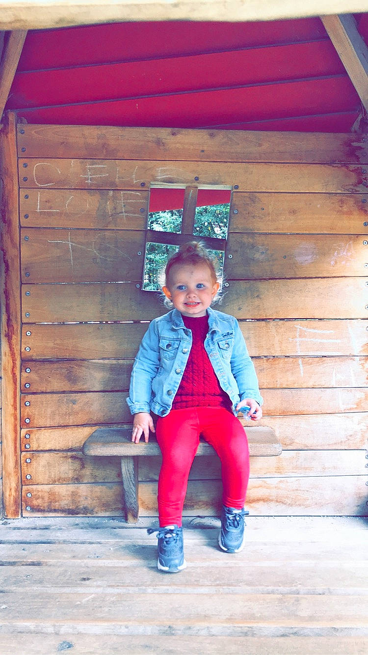 Kayna participe au concours pour gagner de l'argent avec cette photo : child, child_model, denim, jacket, jeans, joy, outerwear, person, pink, red, shoe, standing, toddler, trousers, vacation