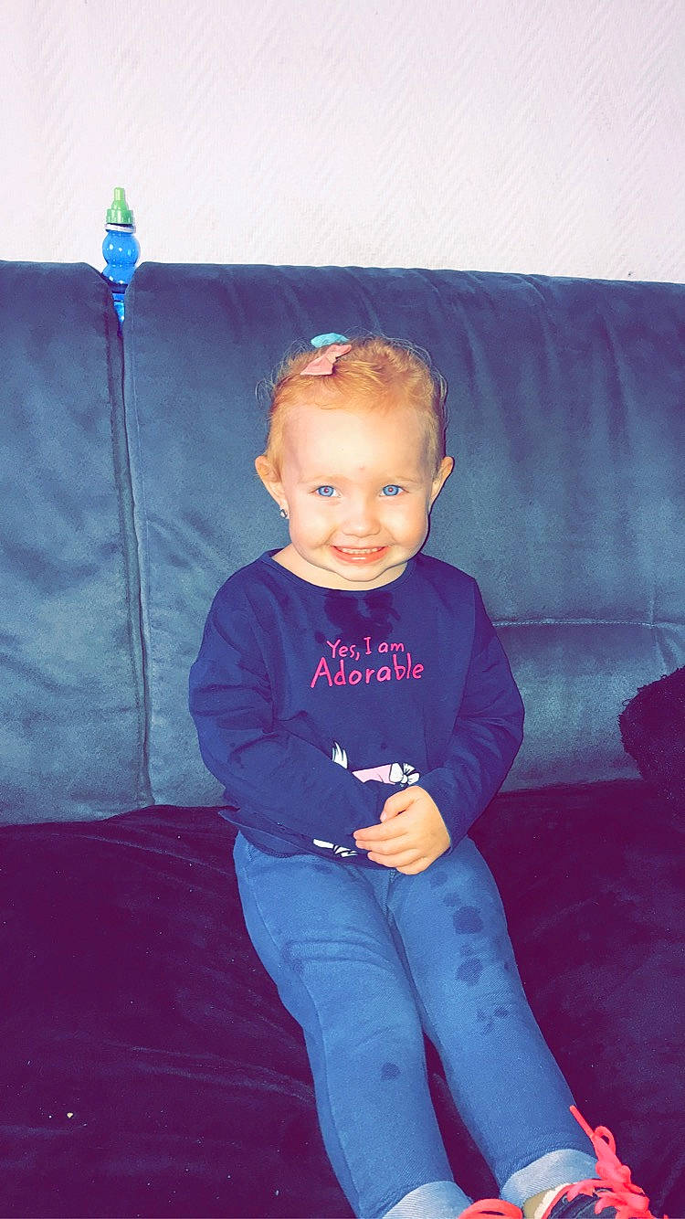 Kayna participe au concours pour gagner de l'argent avec cette photo : child, joy, person, sitting, smile, standing, toddler