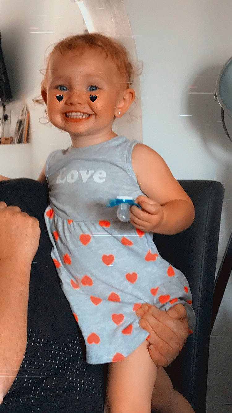 Kayna participe au concours pour gagner de l'argent avec cette photo : arm, baby, baby_toddler_clothing, child, joy, person, skin, toddler