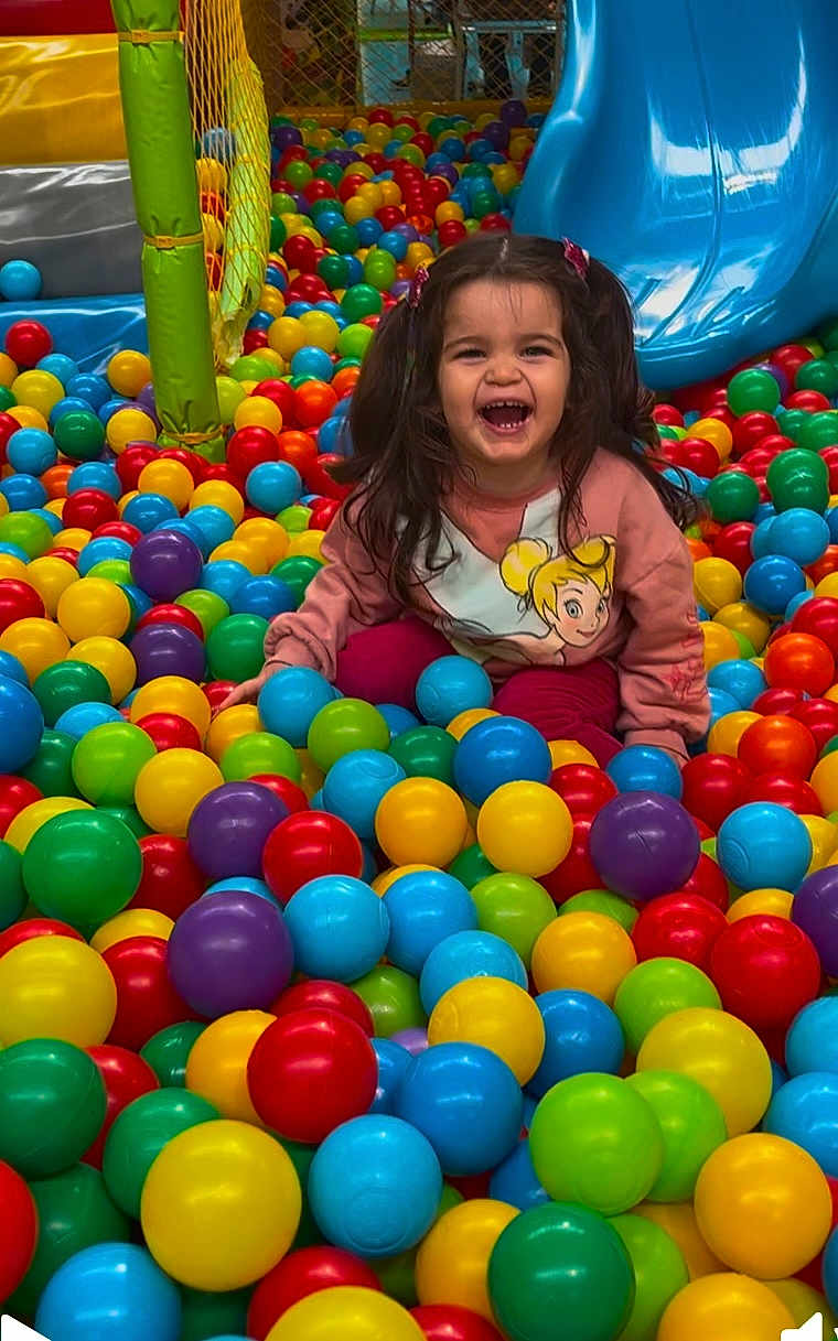Maelys a rejoint le concours — aidez-le/la à gagner de superbes lots ! ball, child, face, female, football, girl, head, indoorplayarea, indoors, outdoorplayarea, outdoors, person, photography, playarea, portrait, soccer, soccerball, sphere, sport, toy