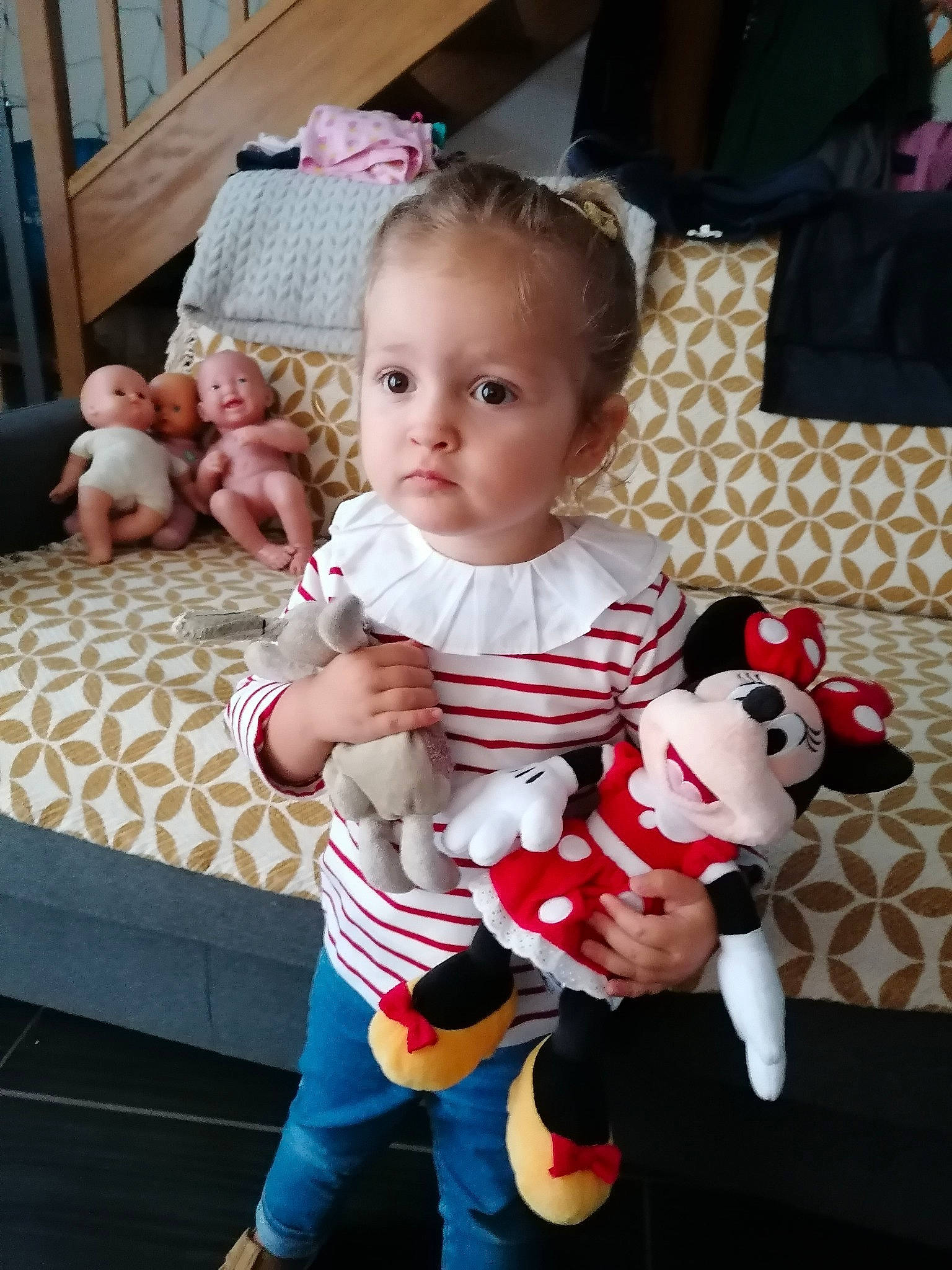 Isis a rejoint le concours — aidez-le/la à gagner de superbes lots ! baby, baby_toddler_clothing, child, christmas, event, facial_expression, flooring, fun, happy, head, holiday, lap, person, photograph, pink, red, skin, textile, toddler, toy