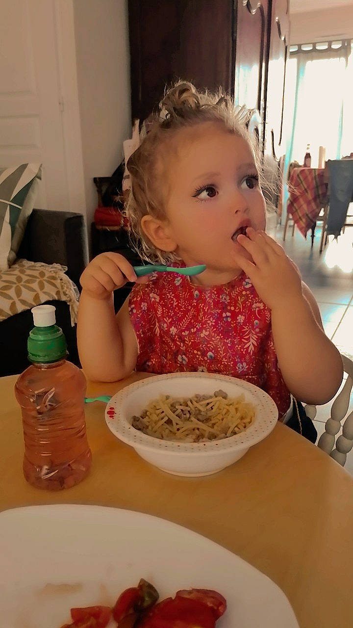 Isis participe au concours pour gagner de l'argent avec cette photo : bottle, chair, child, comfort_food, cooking, cuisine, dish, dishware, drinkware, food, food_craving, ingredient, person, plastic_bottle, plate, recipe, room, surprise, table, tableware