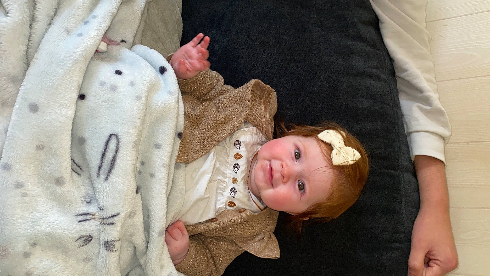 Eva participe au concours pour gagner de l'argent avec cette photo : baby, baby_products, baby_toddler_clothing, cheek, child, comfort, finger, gesture, hand, happy, linens, mammal, nose, person, product, skin, sleeve, smile, textile, toddler