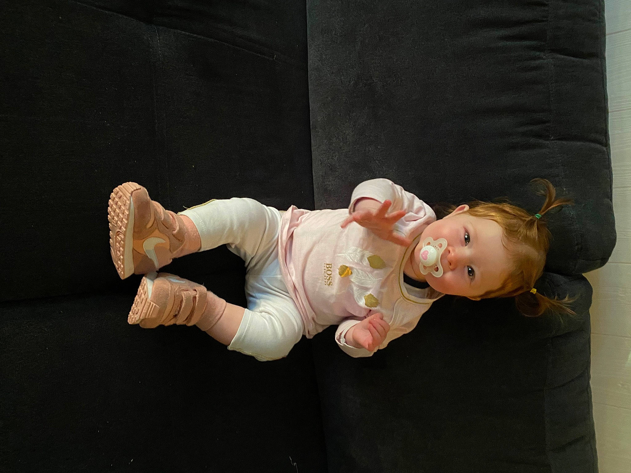 Eva a rejoint le concours — aidez-le/la à gagner de superbes lots ! baby, baby_products, baby_toddler_clothing, child, comfort, flash_photography, foot, fun, gesture, happy, human_leg, knee, person, sitting, skin, sleeve, smile, sock, thumb, toddler