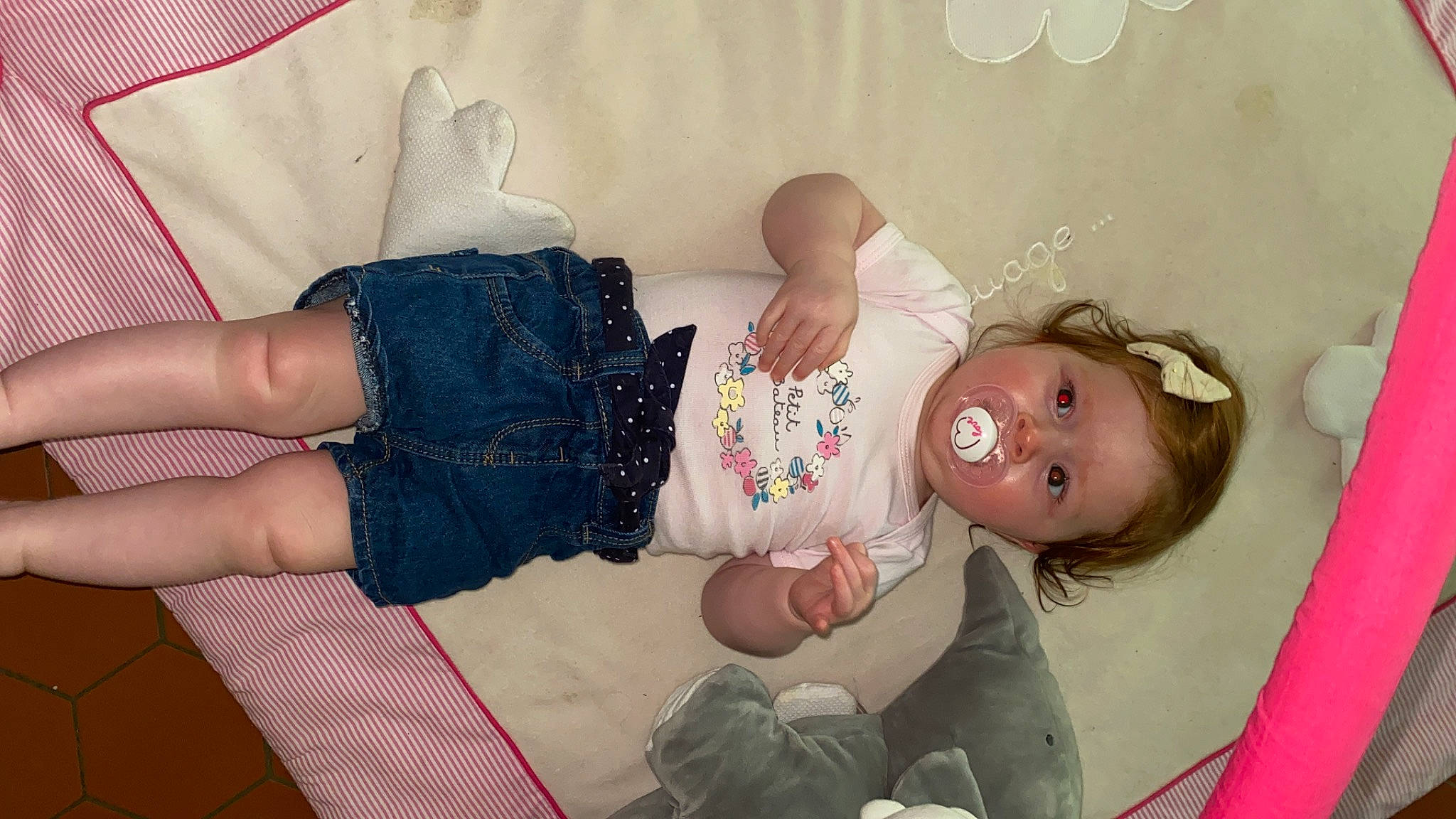 Eva a rejoint le concours — aidez-le/la à gagner de superbes lots ! abdomen, baby, baby_toddler_clothing, child, comfort, fun, happy, human_leg, jewellery, knee, mouth, peach, person, pink, room, sitting, skin, smile, thigh, toddler