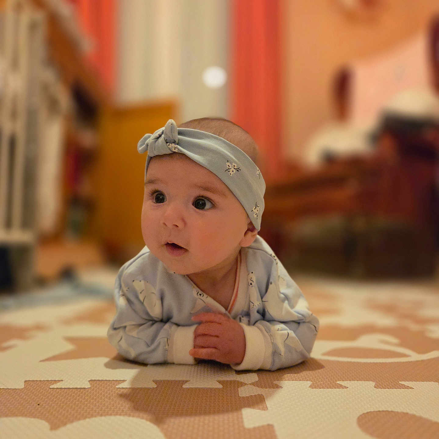 Tanit a rejoint le concours — aidez-le/la à gagner de superbes lots ! accessories, baby, bodypart, cap, clothing, crawling, face, finger, hand, hardwood, hat, head, newborn, pants, person, photography, plywood, portrait, sitting, wood