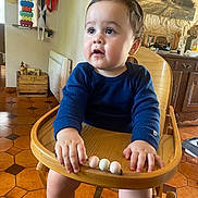 Marius a rejoint le concours — aidez-le/la à gagner de superbes lots ! baby, child, high_chair, wooden_furniture, indoor, toy_beads, curious, navy_shirt, hands, face, legs, kitchen, floor_tiles, decor, window, light, person, cute, infant, home