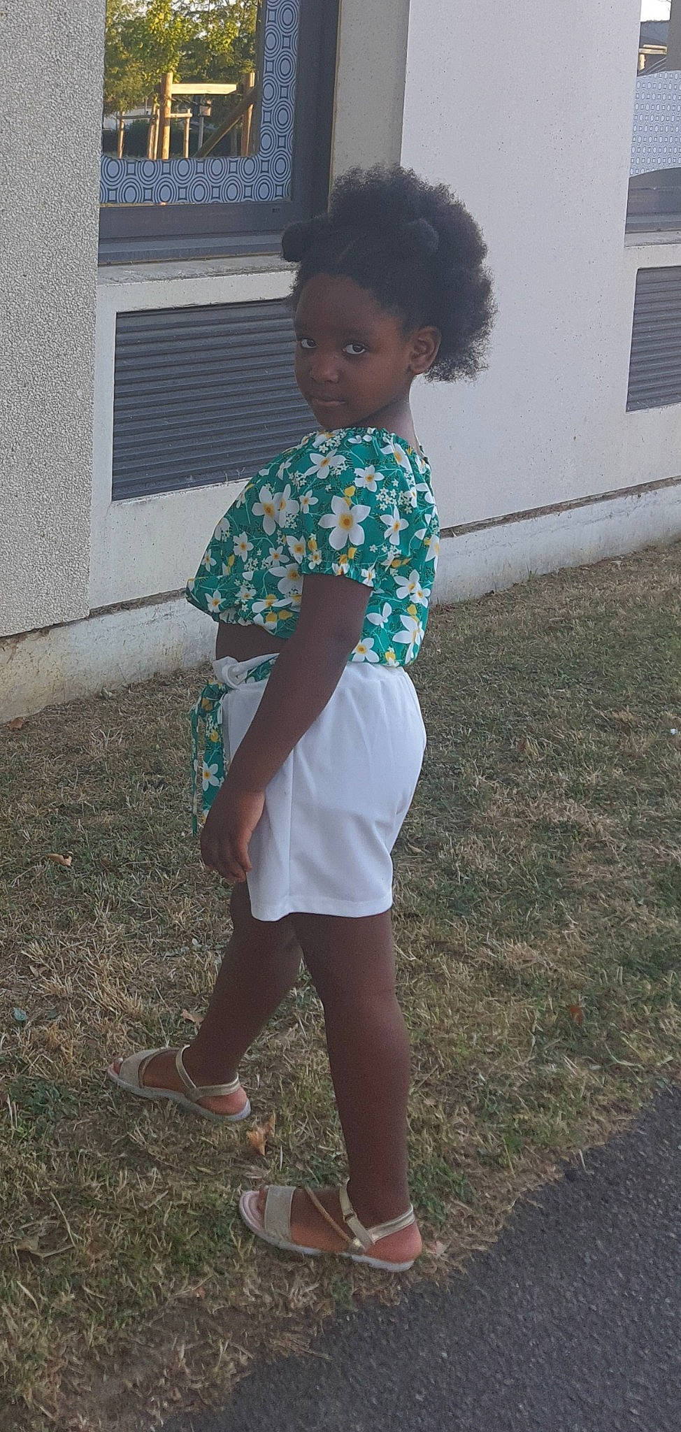 Chelsea Koita a rejoint le concours — aidez-le/la à gagner de superbes lots ! barefoot, calf, electric_blue, flip_flops, foot, grass, human_leg, knee, pattern, person, sandal, shoulder, sleeve, sneakers, sportswear, t_shirt, thigh, toddler, trunk, waist