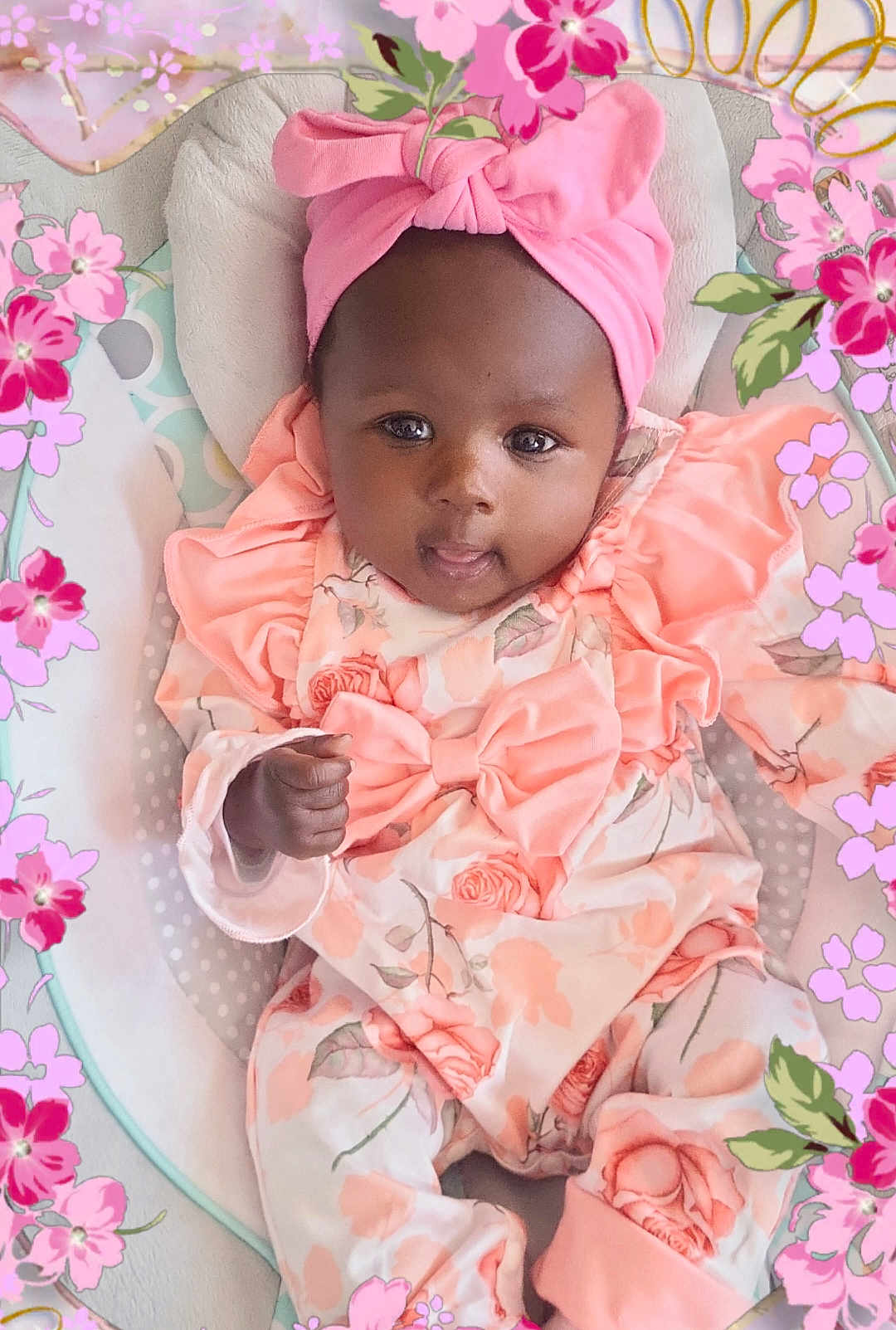 Halya participe au concours pour gagner de l'argent avec cette photo : adorable, baby, baby_bed, baby_fashion, child, closeup, cozy, cute, floral_outfit, flower_frame, headwear, indoor, infant, lying_down, peaceful, pink_headwrap, portrait, small_hand, smiling, soft_lighting