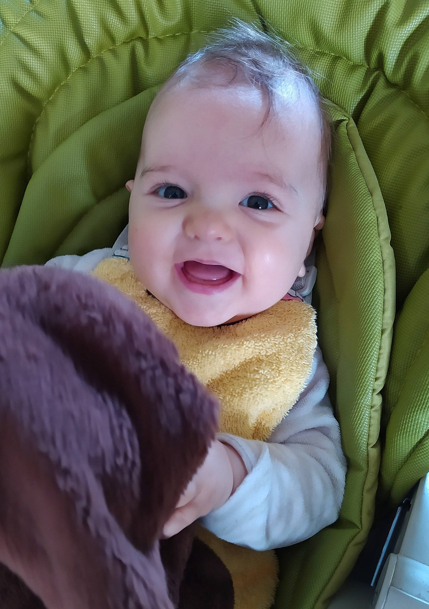 Anaë participe au concours pour gagner de l'argent avec cette photo : baby, baby_products, baby_toddler_clothing, cheek, child, comfort, eye, eyebrow, eyelash, facial_expression, fur, iris, jaw, laugh, lip, person, skin, toddler, tongue, tooth