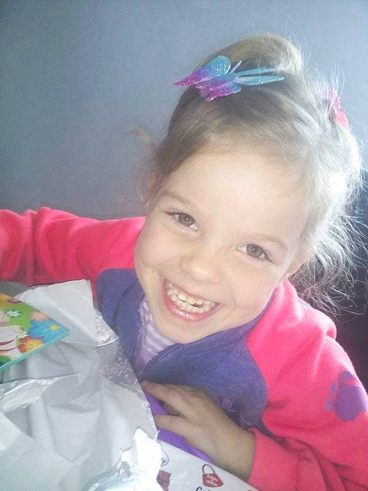 Helouann a rejoint le concours — aidez-le/la à gagner de superbes lots ! cheek, child, day, eye, eyebrow, face, forehead, fun, girl, hair, hair_accessory, hairstyle, head, human_hair_color, joy, nose, person, pink, purple, skin