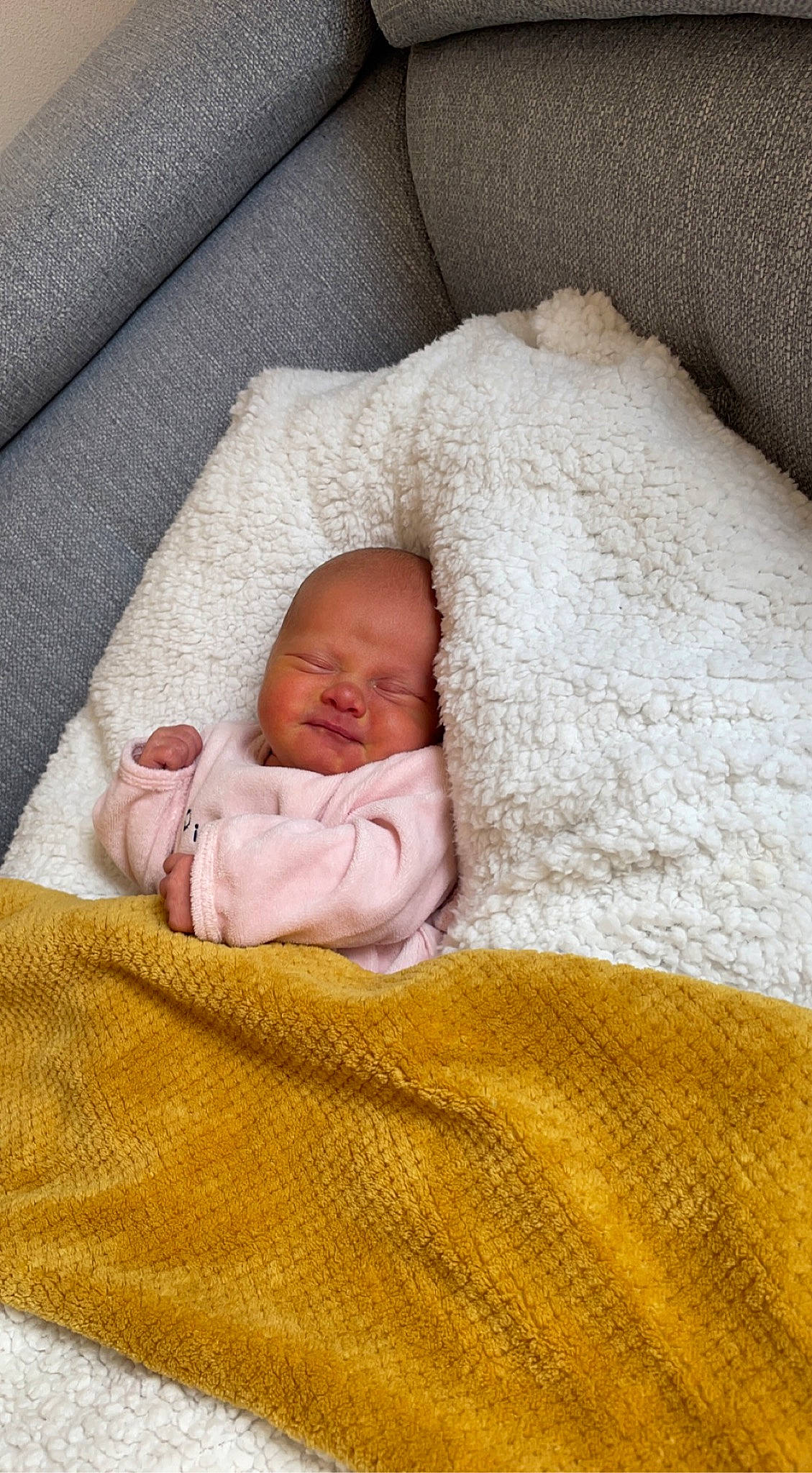 Svetlana participe au concours pour gagner de l'argent avec cette photo : baby, baby_sleeping, baby_toddler_clothing, bedding, bedtime, cheek, child, chin, comfort, eye, face, facial_expression, finger, head, headgear, human_body, linens, person, skin, textile