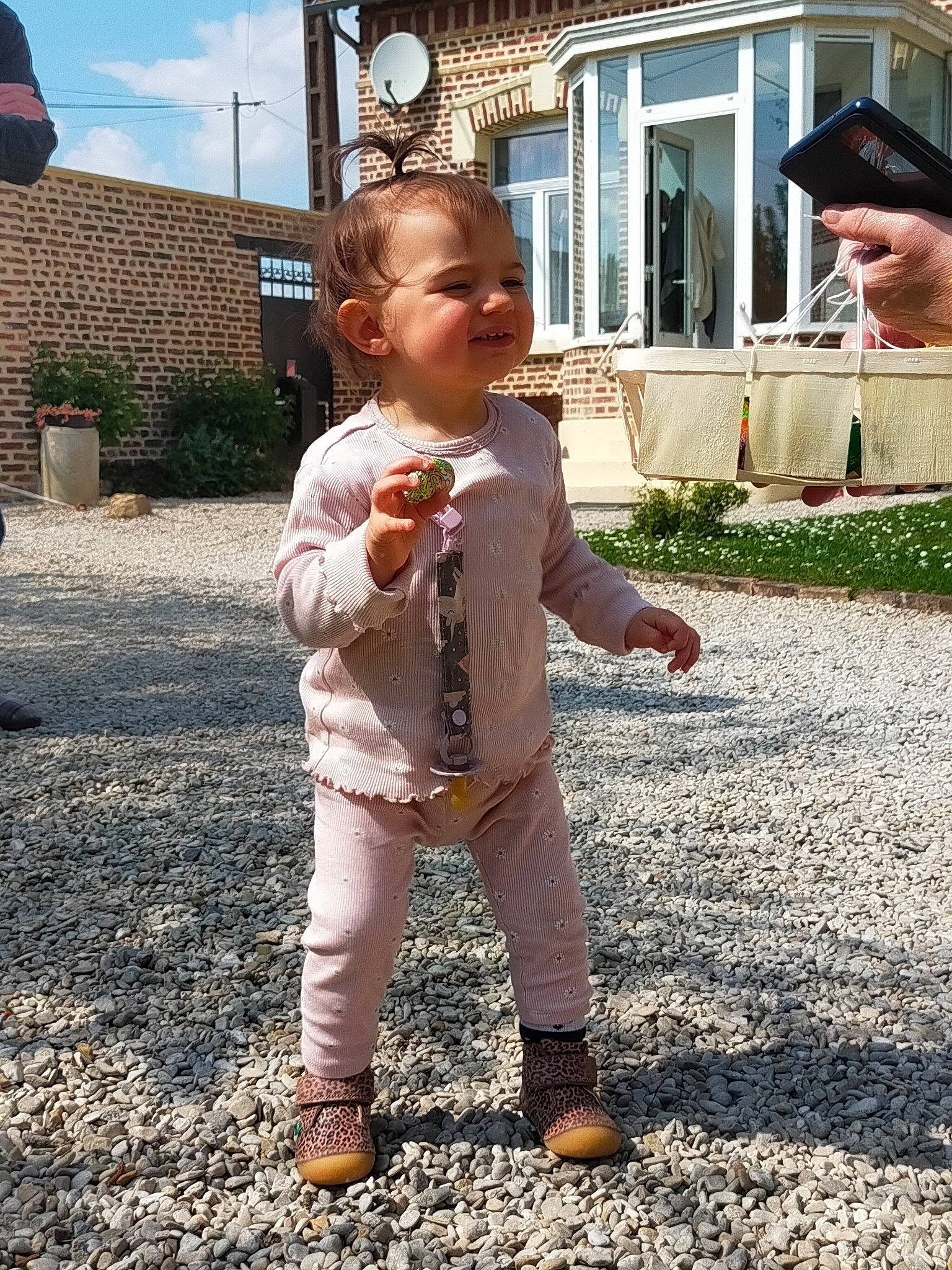 Izia participe au concours pour gagner de l'argent avec cette photo : baby, backyard, ball, child, fun, garden, gesture, grass, happy, house, joy, landscape, people_in_nature, person, plant, play, sky, soil, toddler, umbrella