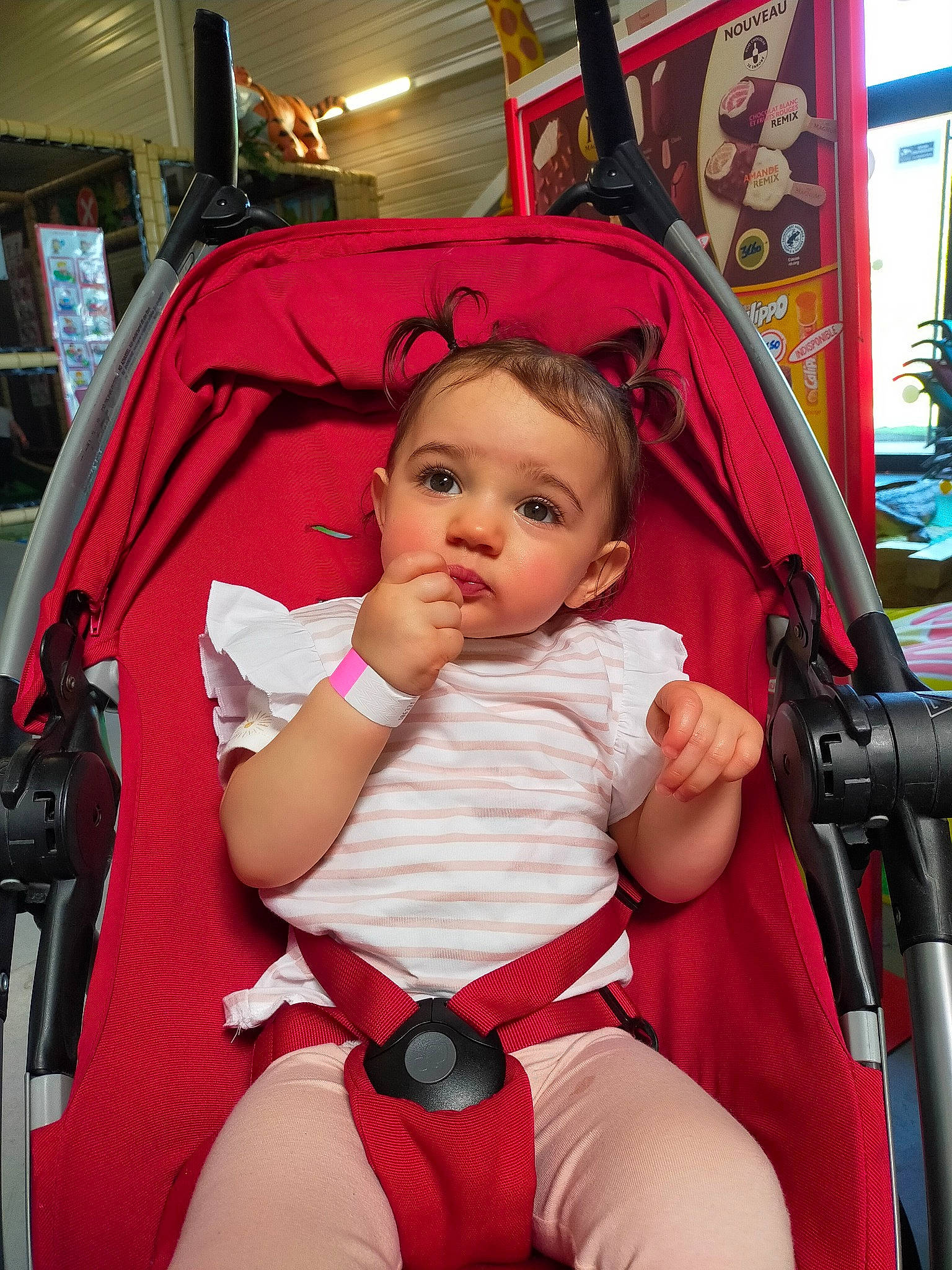 Izia a rejoint le concours — aidez-le/la à gagner de superbes lots ! baby, baby_carriage, baby_products, baby_safety, baby_toddler_clothing, chair, cheek, child, comfort, event, fun, hairstyle, leisure, person, pink, product, red, sitting, skin, thigh