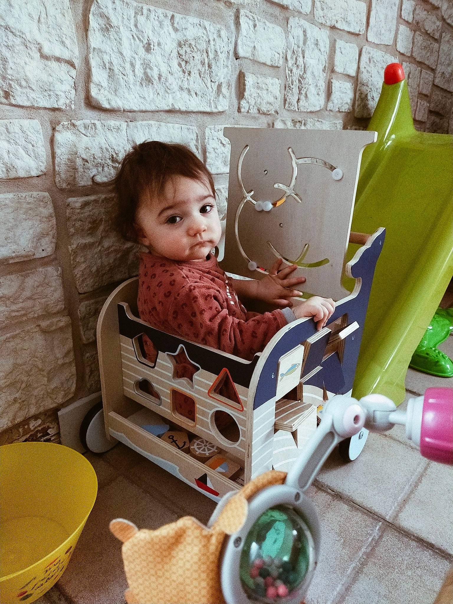 Izia participe au concours pour gagner de l'argent avec cette photo : baby, baby_carriage, baby_products, baby_safety, baby_toddler_clothing, cart, chair, child, comfort, person, photograph, play, riding_toy, room, sitting, tire, toddler, toy, wheel, wood