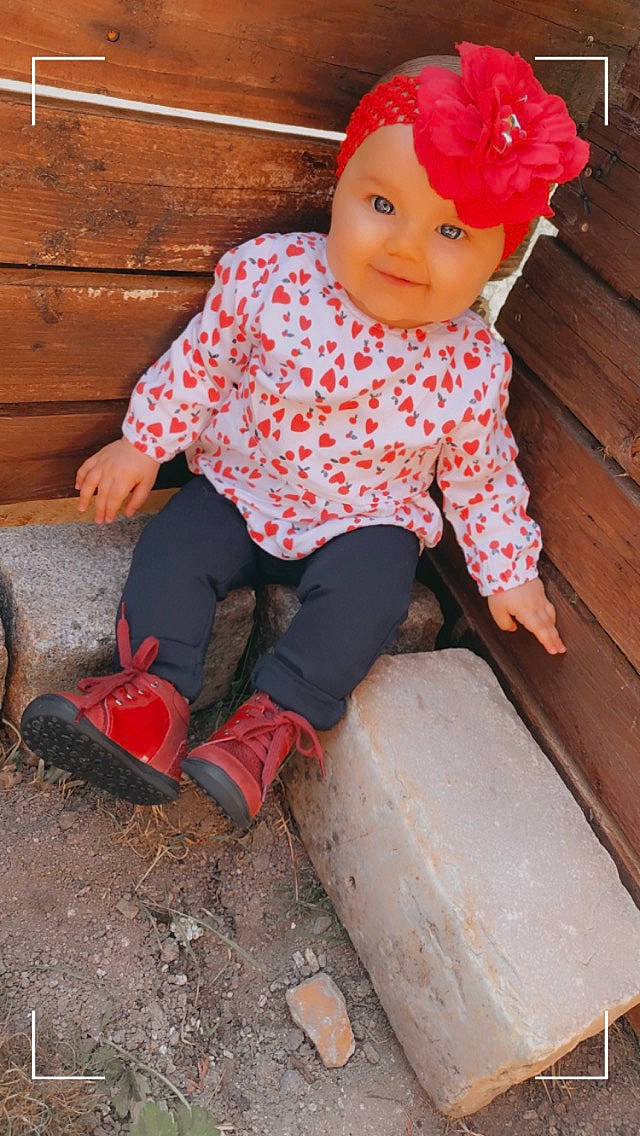 Mila a rejoint le concours — aidez-le/la à gagner de superbes lots ! baby_toddler_clothing, cap, child, clothing, dress, hairstyle, head, headwear, human_leg, orange, outerwear, pattern, person, pink, red, skin, sleeve, smile, standing, t_shirt