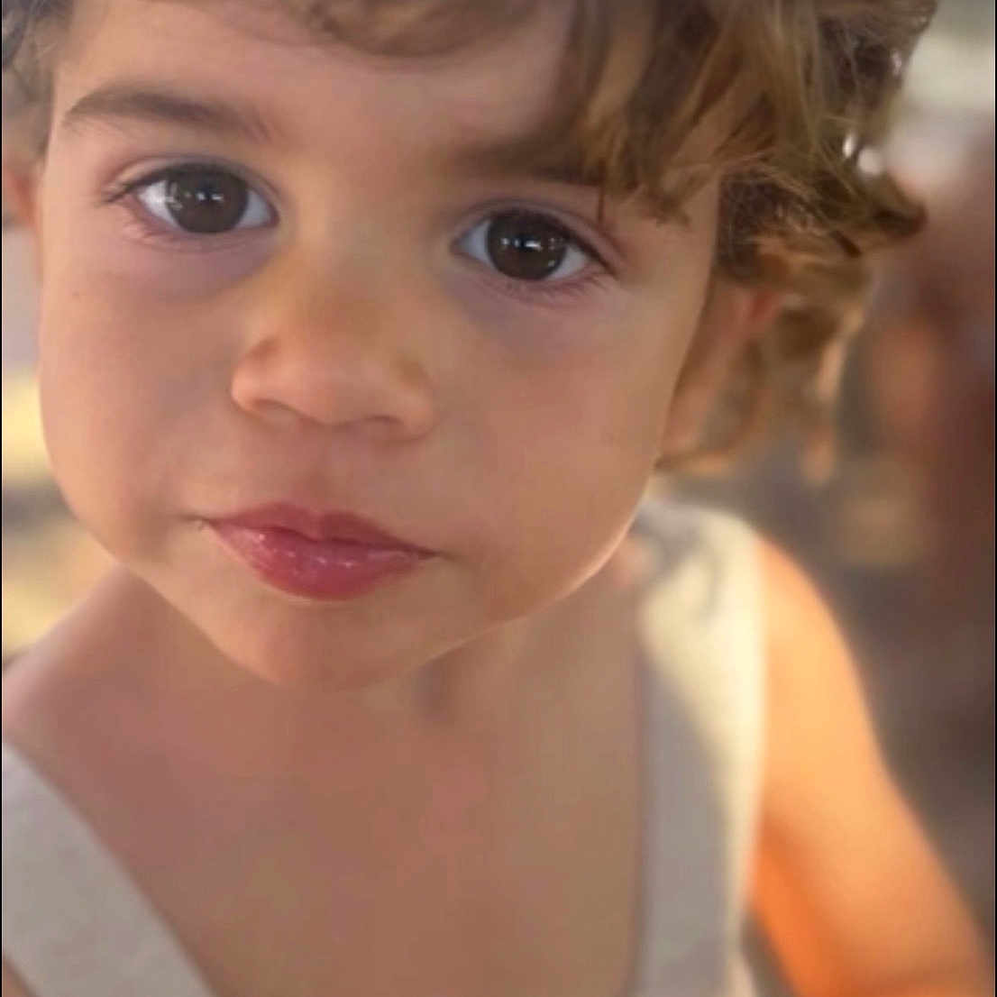 Andrea a rejoint le concours — aidez-le/la à gagner de superbes lots ! big_eyes, bokeh_background, brown_hair, candid, child, close_up, curly_hair, expressive_face, face, headshot, innocence, lips, natural_light, portrait, preschooler, skin, sleeveless_dress, soft_focus, toddler, warm_tone