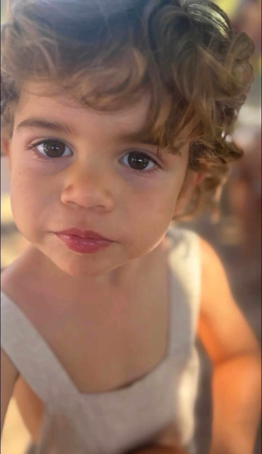 Andrea a rejoint le concours — aidez-le/la à gagner de superbes lots ! child, toddler, face, big_eyes, curly_hair, portrait, close_up, lips, skin, sleeveless_dress, candid, bokeh_background, natural_light, expressive_face, headshot, preschooler, innocence, brown_hair, soft_focus, warm_tone