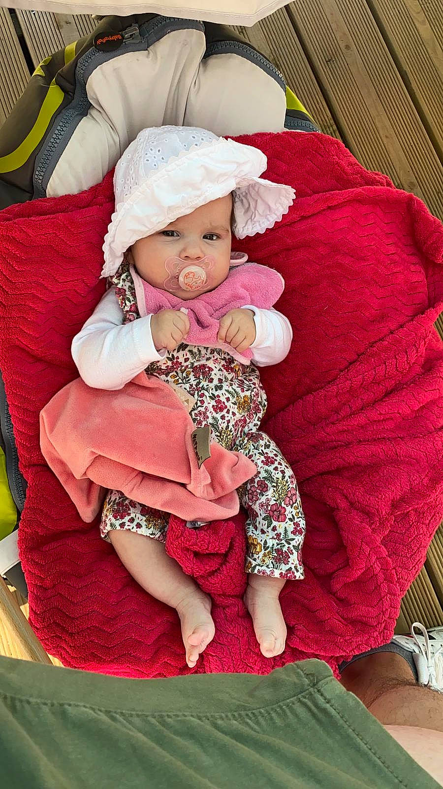 Nahia a rejoint le concours — aidez-le/la à gagner de superbes lots ! baby, baby_products, baby_toddler_clothing, cap, comfort, event, happy, headgear, headwear, lap, linens, magenta, person, pink, purple, red, sitting, skin, sleeve, textile