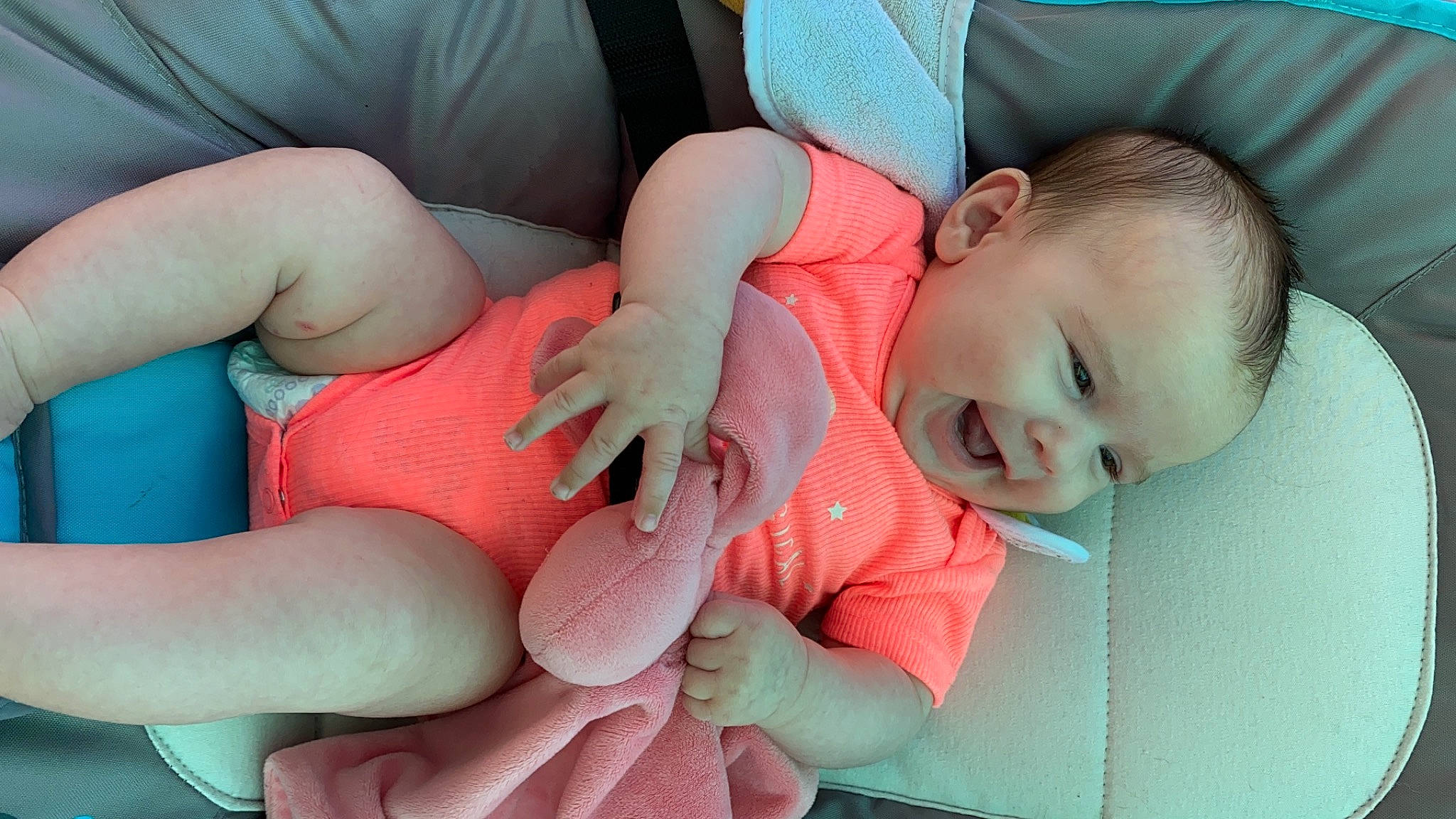 Nahia a rejoint le concours — aidez-le/la à gagner de superbes lots ! arm, baby, baby_toddler_clothing, cheek, comfort, elbow, finger, gesture, hand, human_body, joint, leg, mammal, mouth, muscle, organ, person, pink, skin, stomach