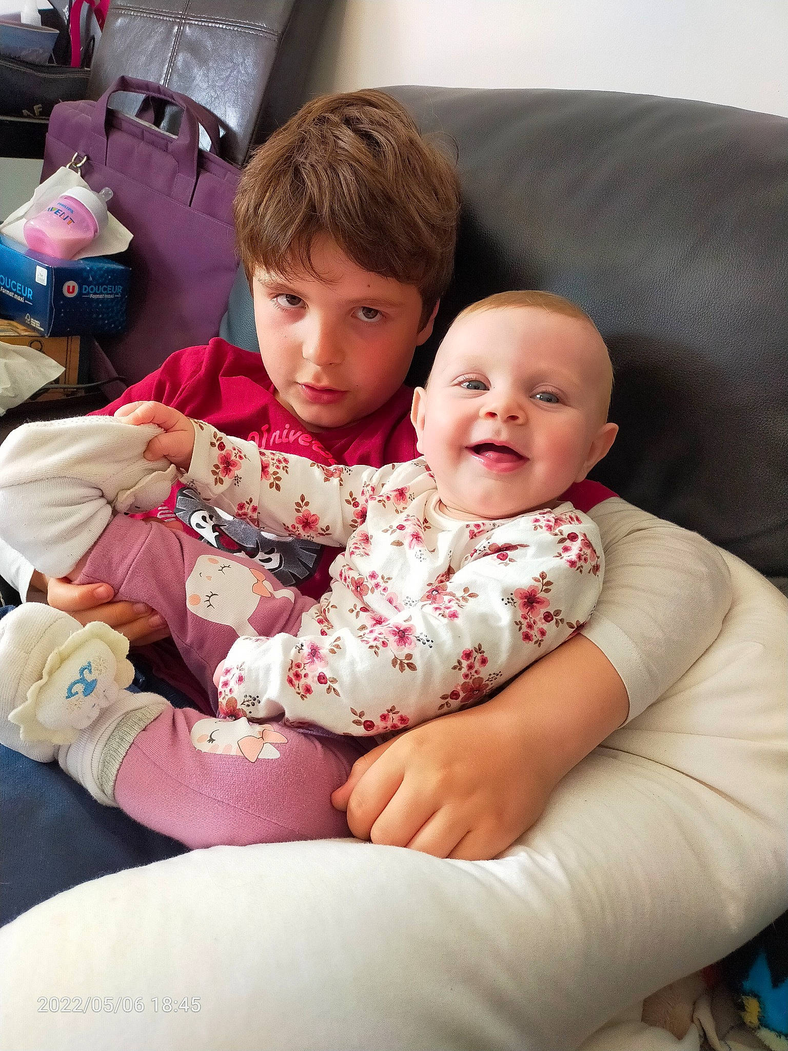 Capucine a rejoint le concours — aidez-le/la à gagner de superbes lots ! baby, baby_toddler_clothing, cheek, child, comfort, couch, event, eye, finger, fun, happy, head, lap, luggage_and_bags, person, room, sitting, skin, smile, t_shirt